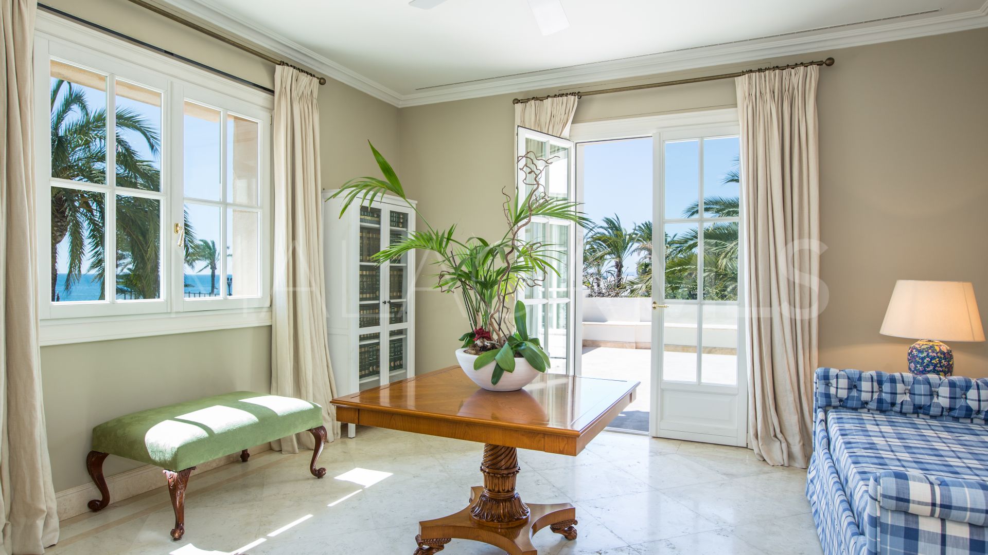 Villa for sale in Los Monteros