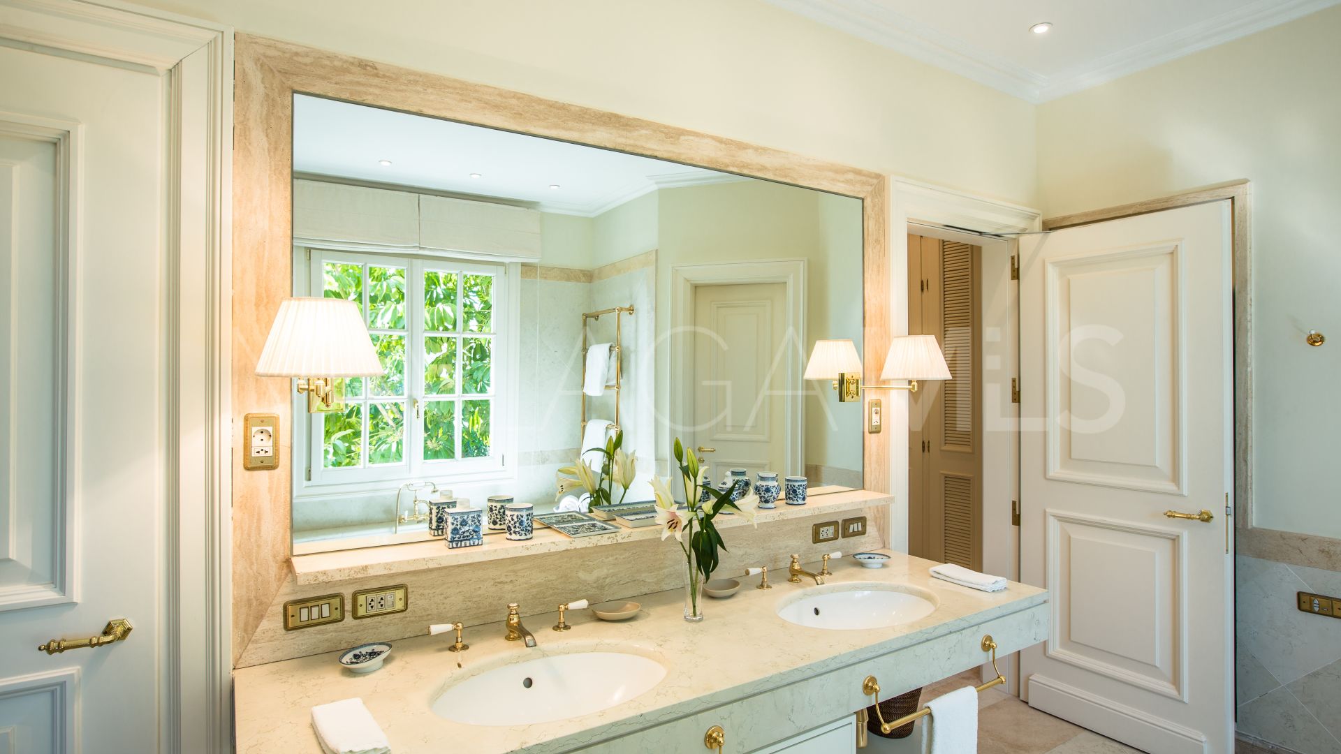 Villa for sale in Los Monteros