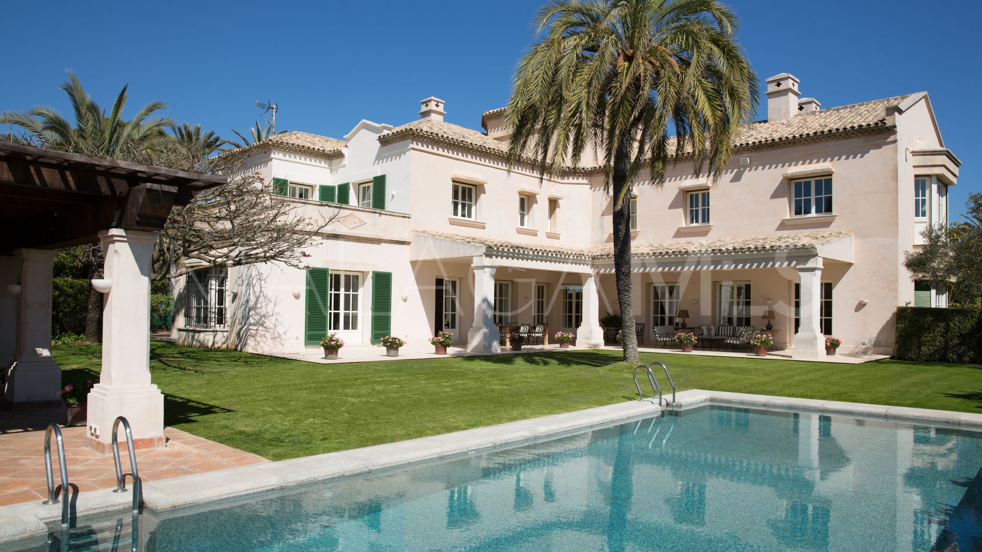 Villa for sale in Los Monteros