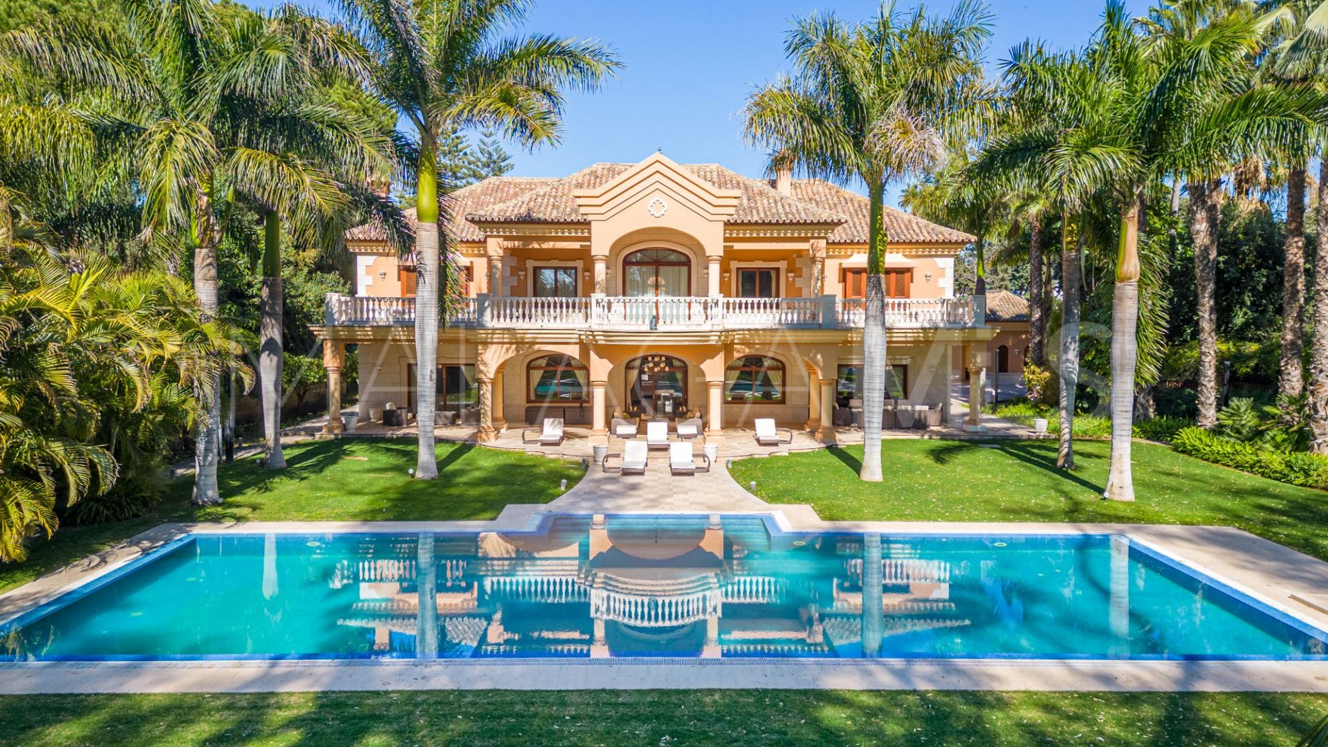 Villa for sale in Guadalmina Baja