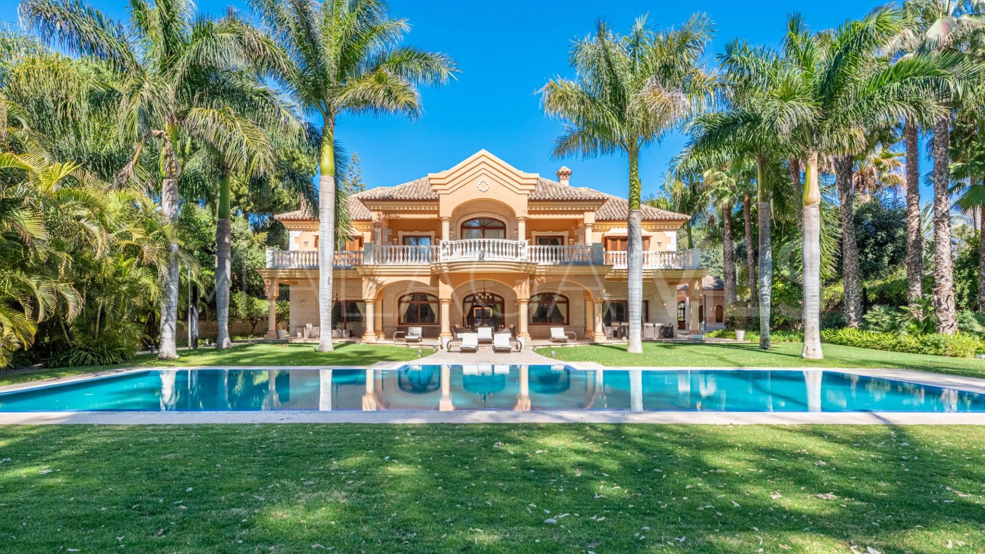 Villa for sale in Guadalmina Baja