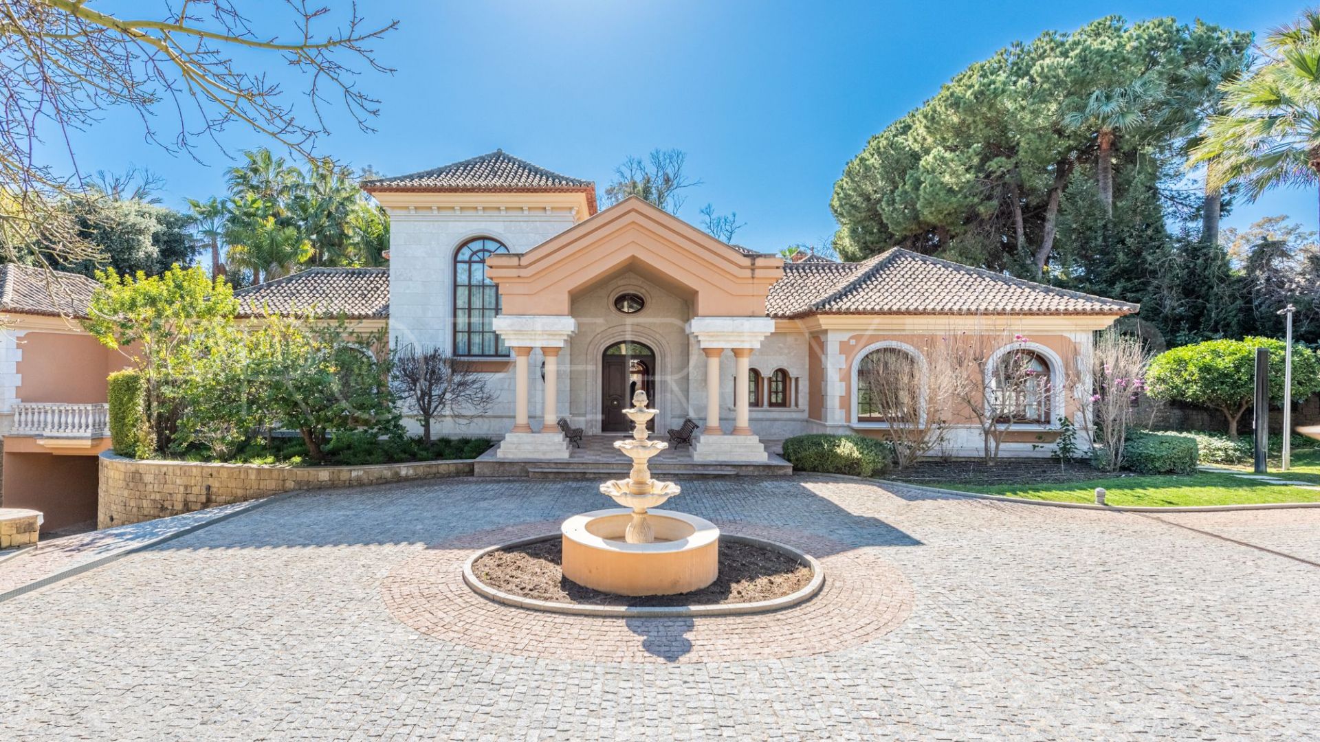 Villa for sale in Guadalmina Baja