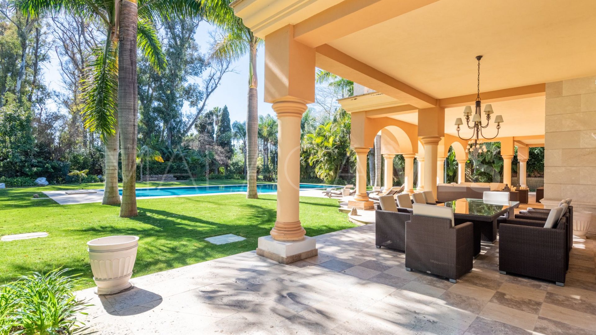 Villa for sale in Guadalmina Baja