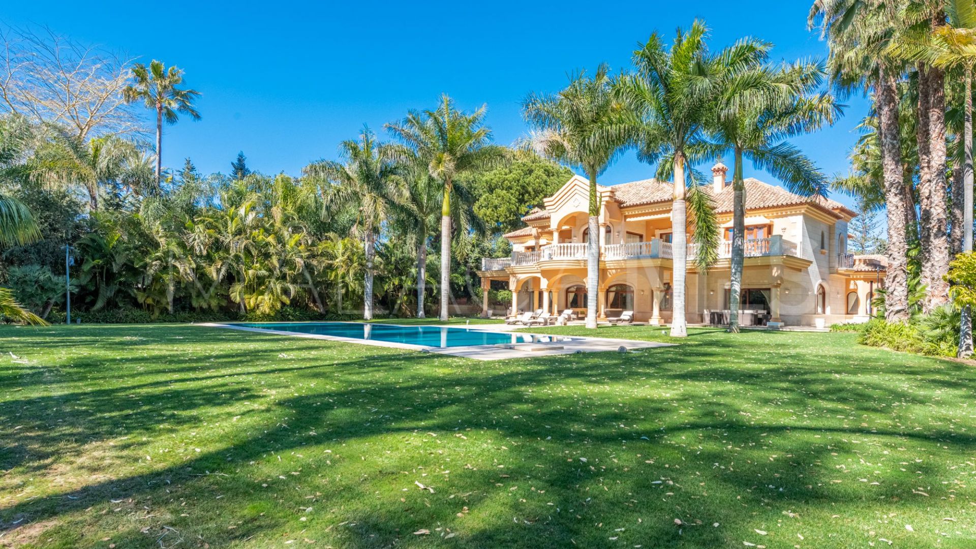 Villa for sale in Guadalmina Baja