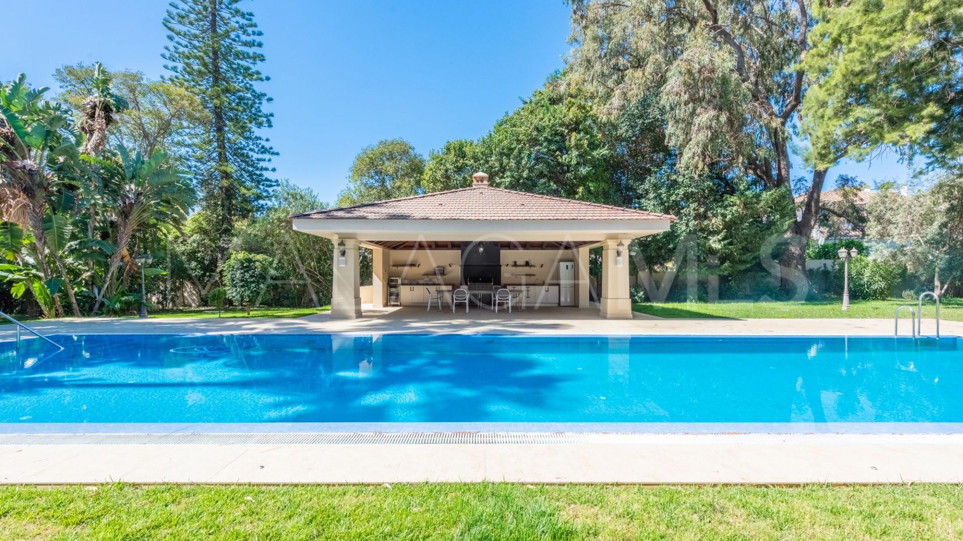 Villa for sale in Guadalmina Baja