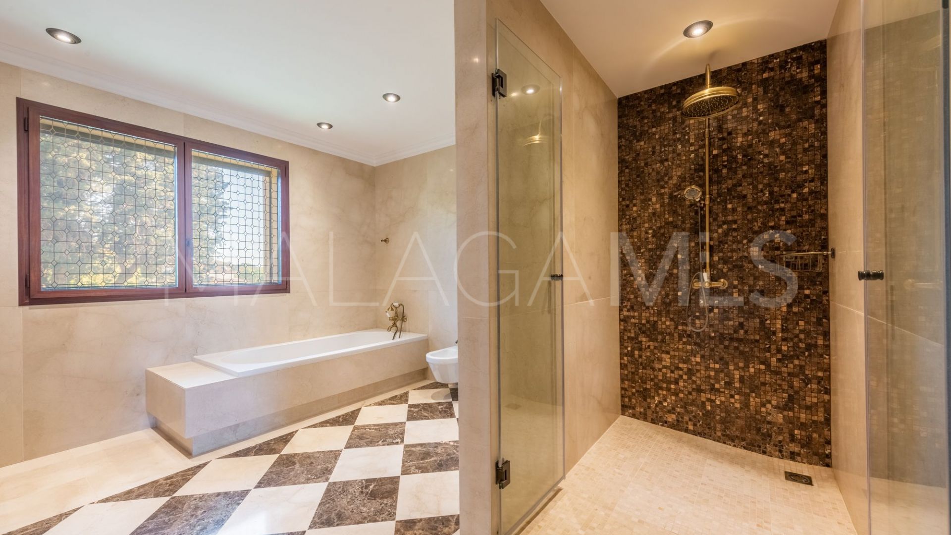 Villa for sale in Guadalmina Baja