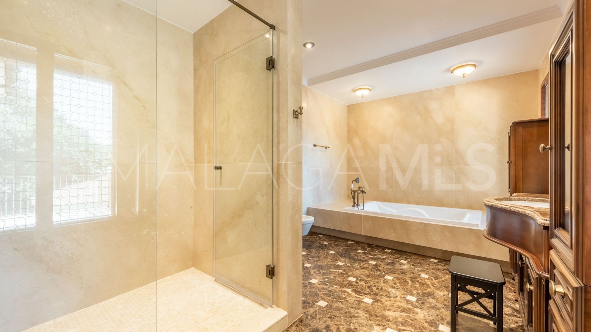 Villa for sale in Guadalmina Baja