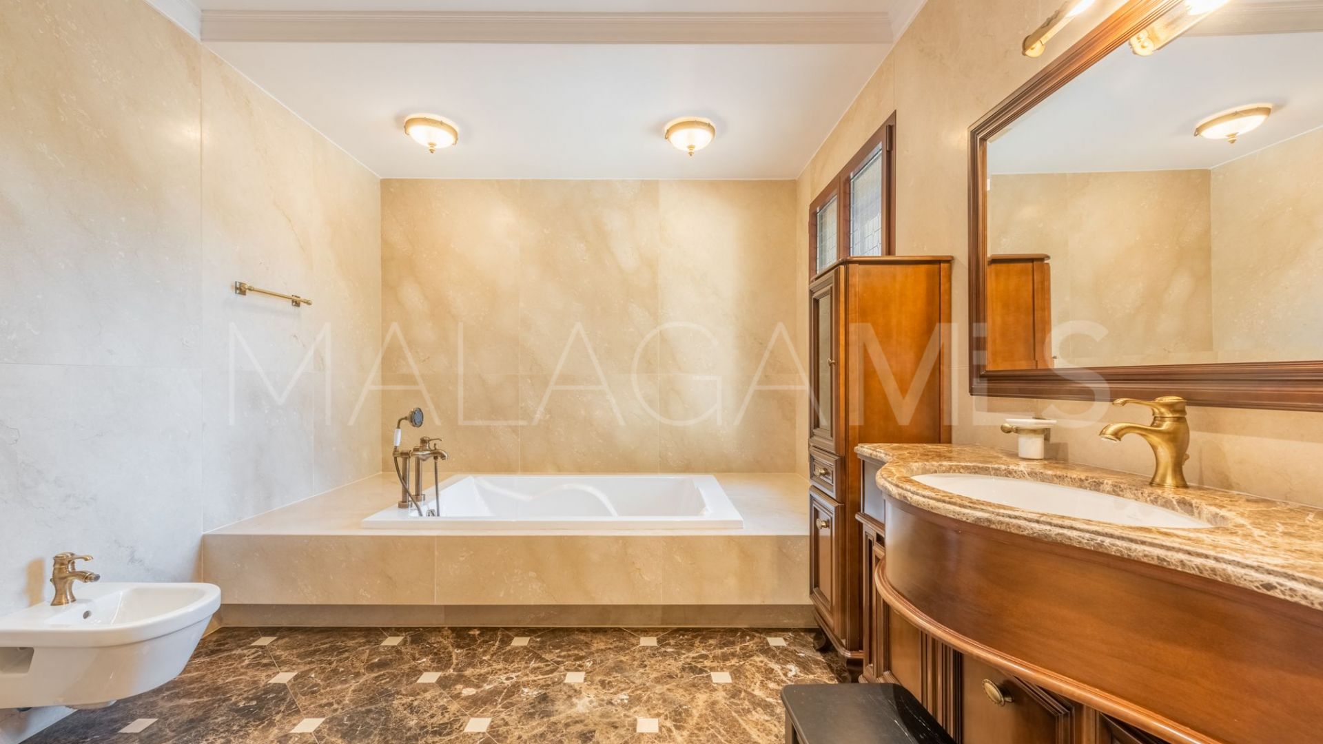 Villa for sale in Guadalmina Baja