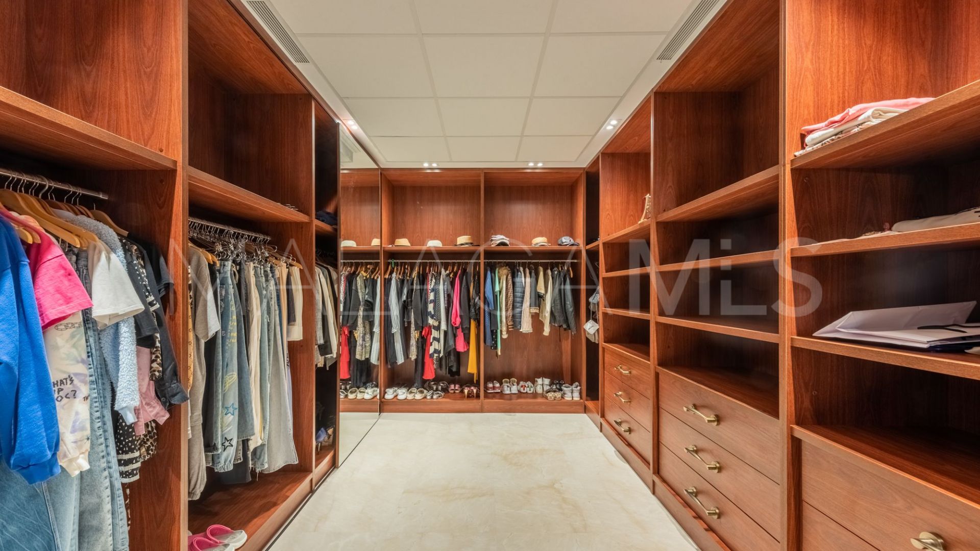 Villa for sale in Guadalmina Baja