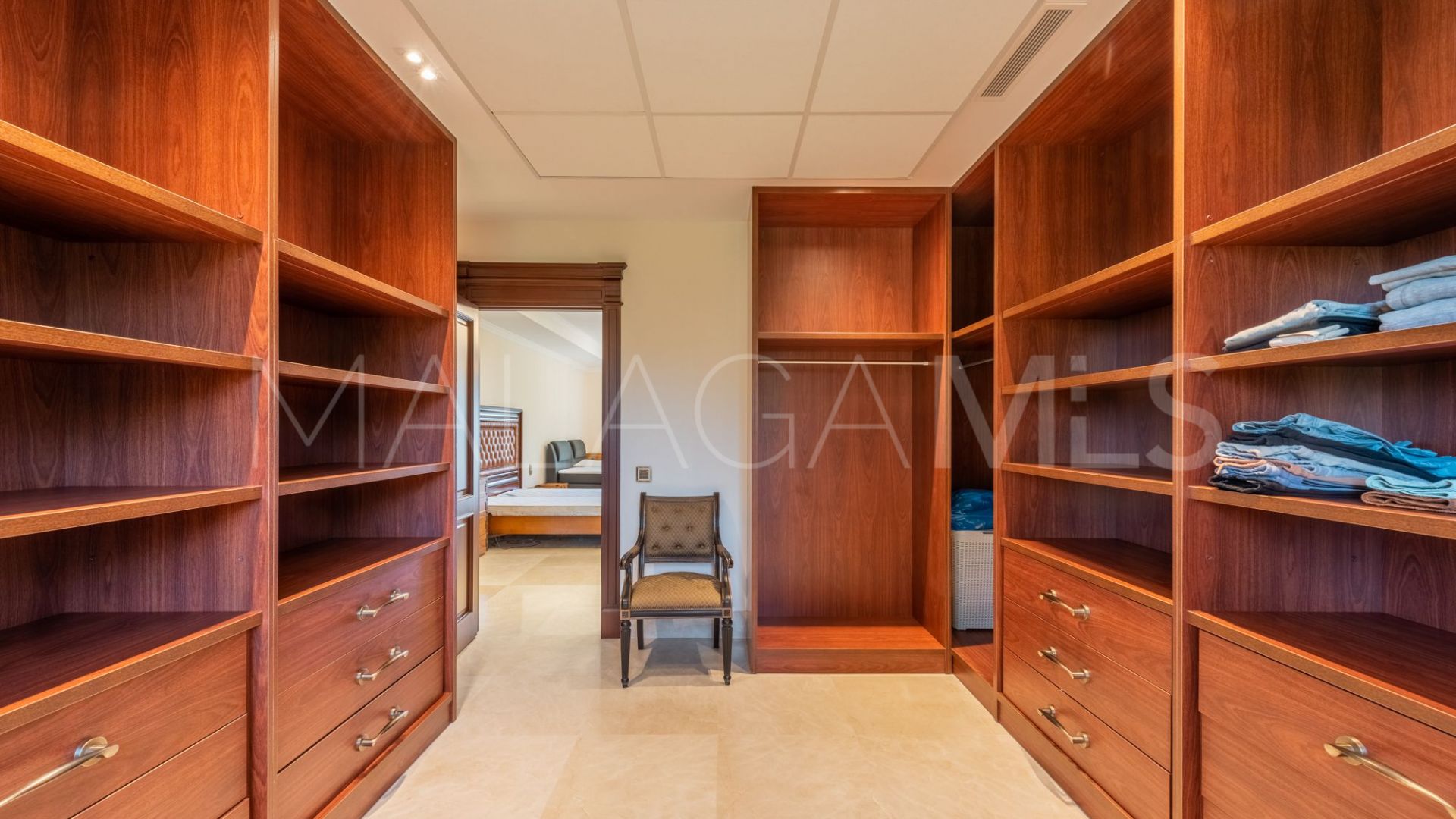 Villa for sale in Guadalmina Baja