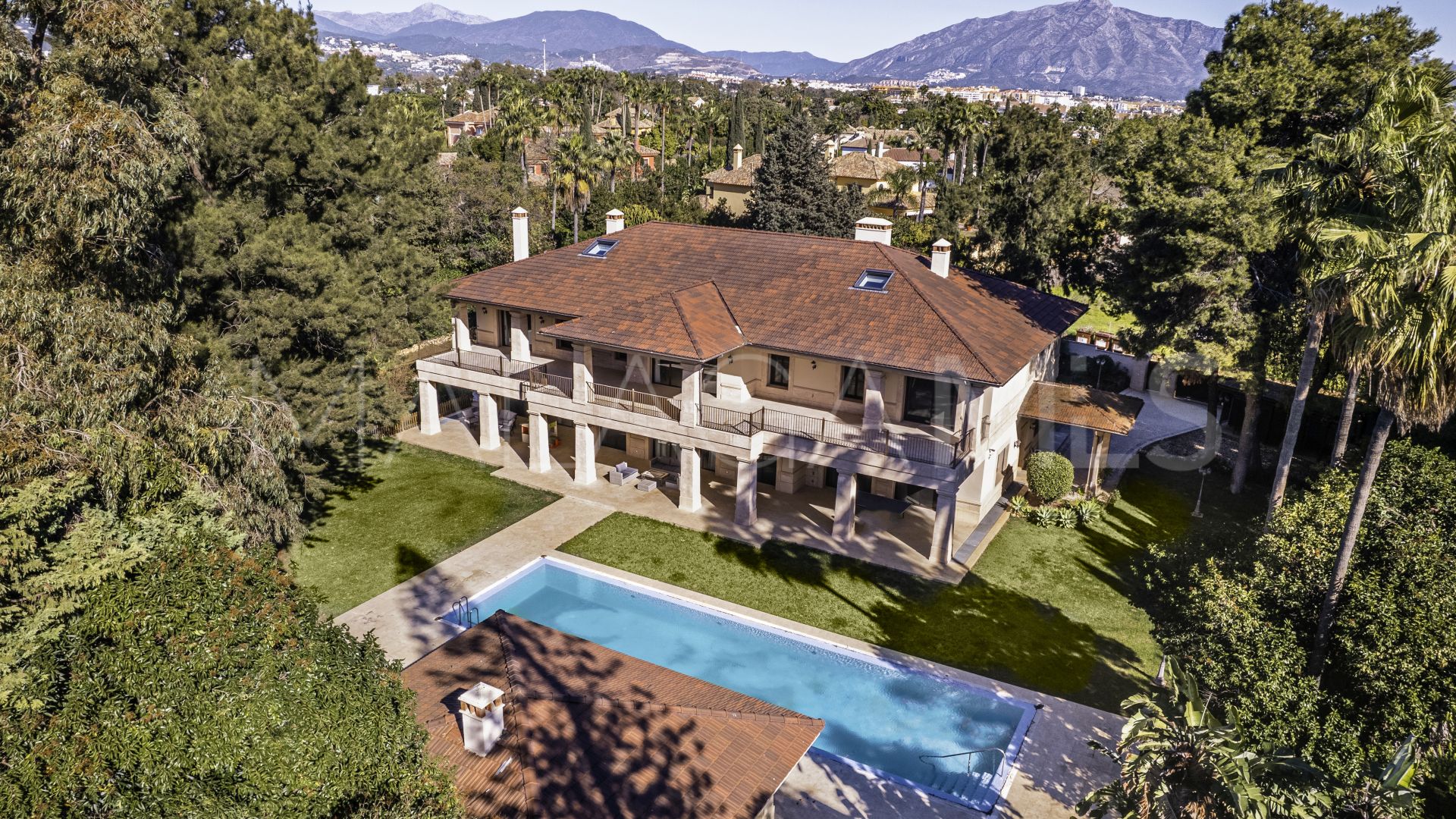 Villa for sale in Guadalmina Baja