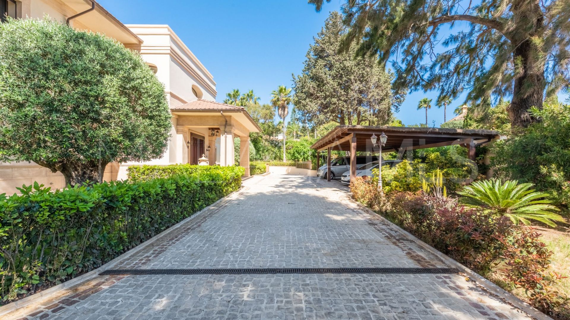 Villa for sale in Guadalmina Baja