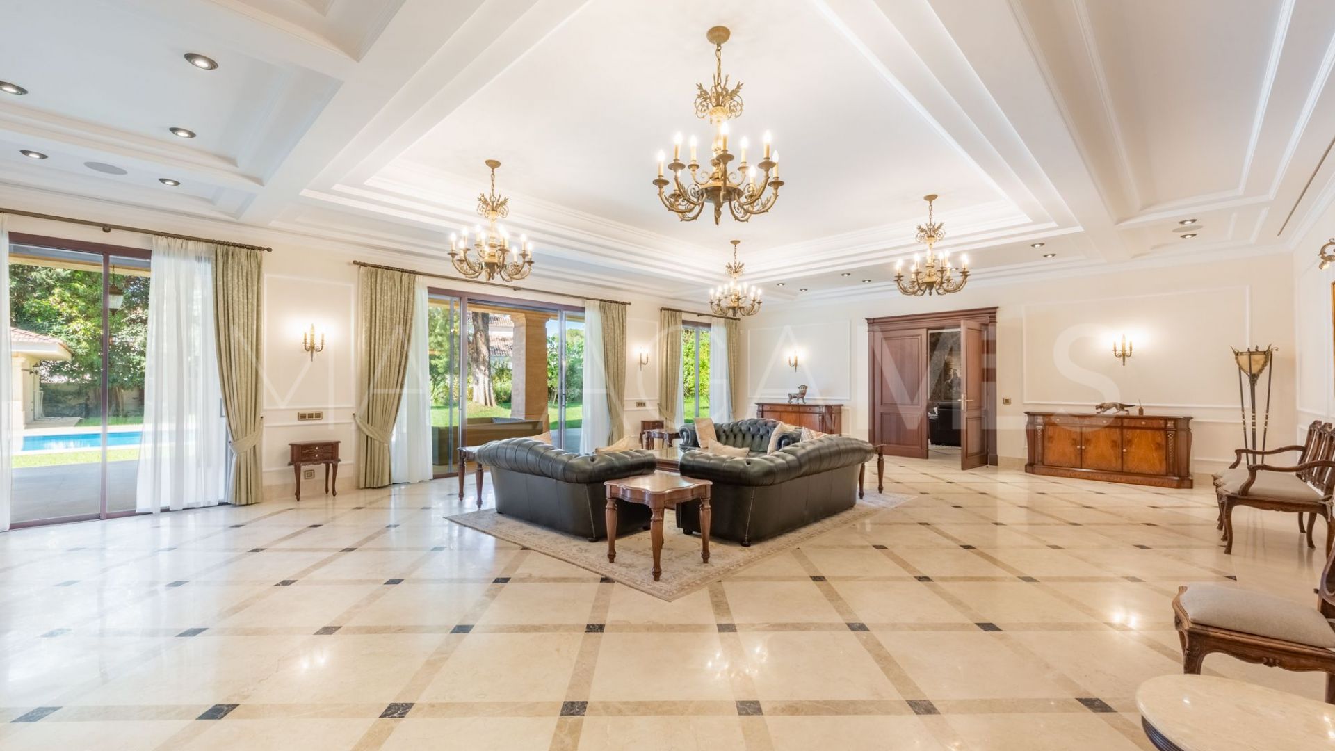 Villa for sale in Guadalmina Baja