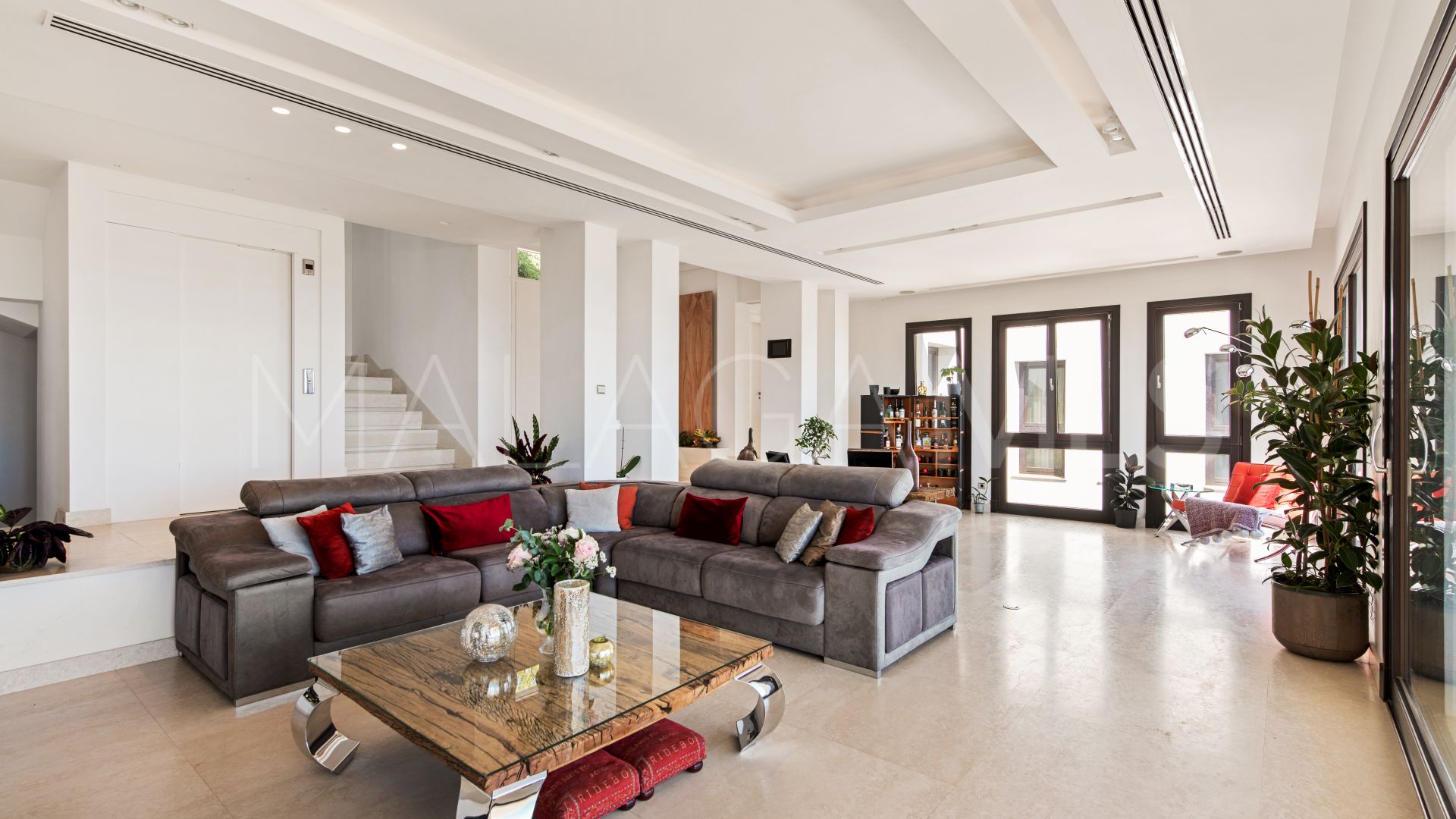 Buy villa with 5 bedrooms in Los Altos de los Monteros