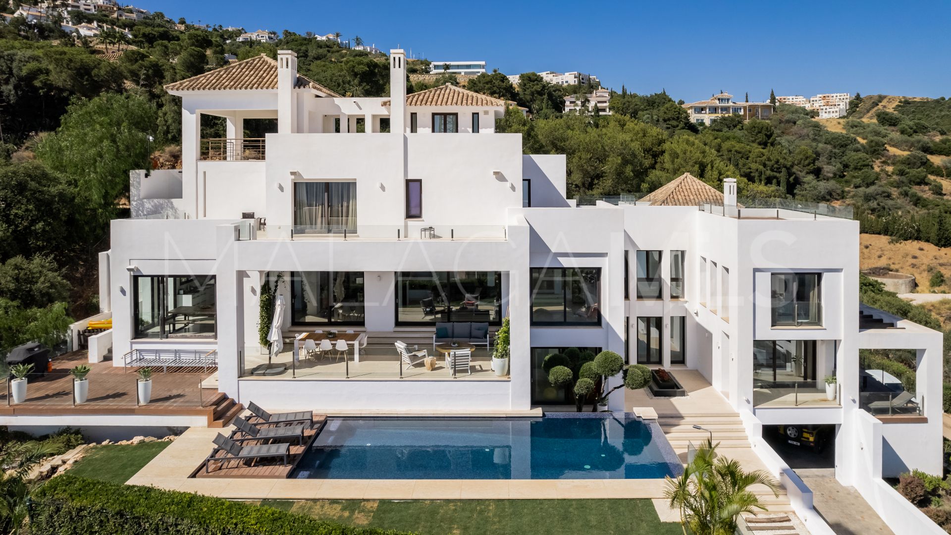Buy villa with 5 bedrooms in Los Altos de los Monteros