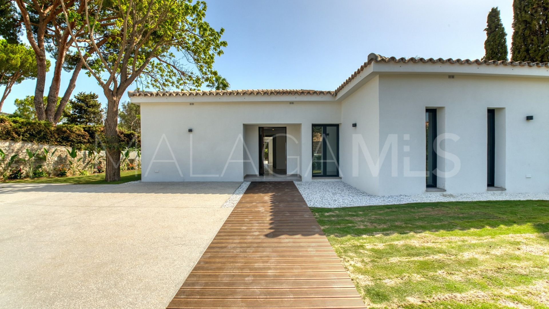 Villa for sale in Elviria