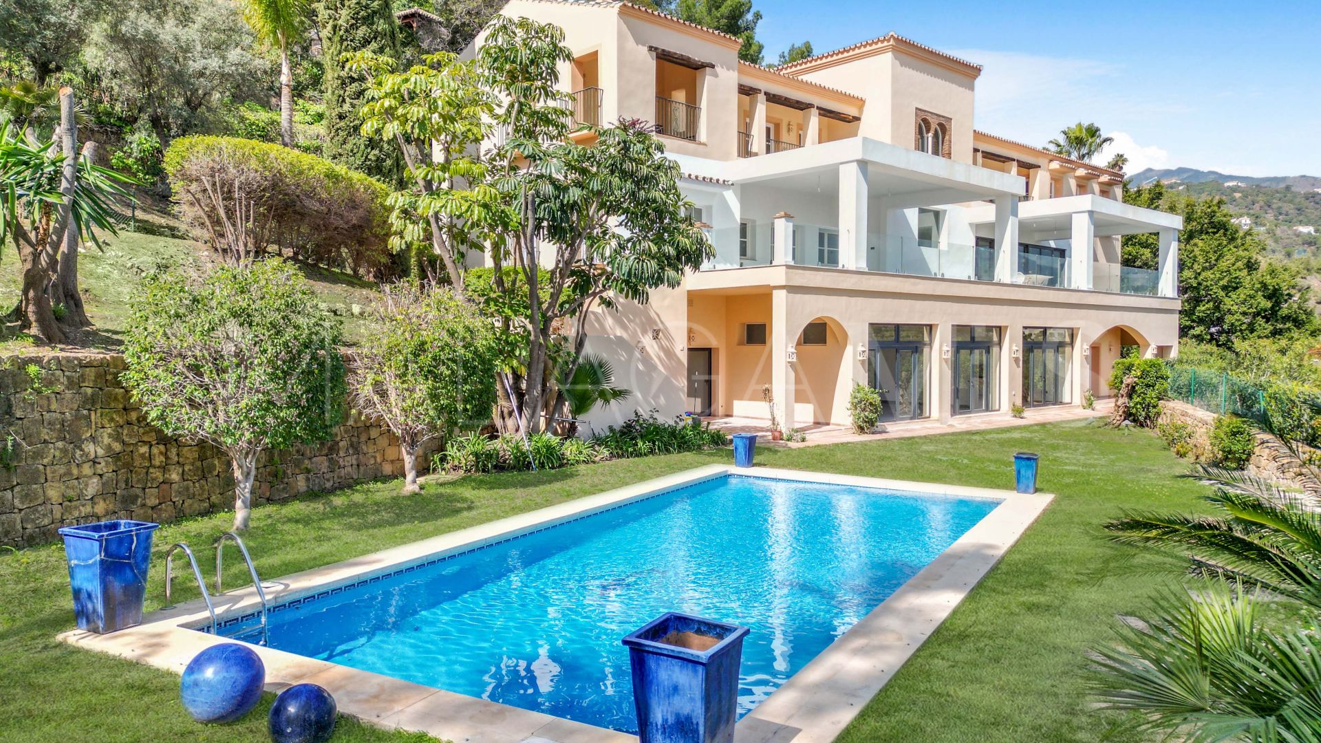 For sale El Madroñal 7 bedrooms villa