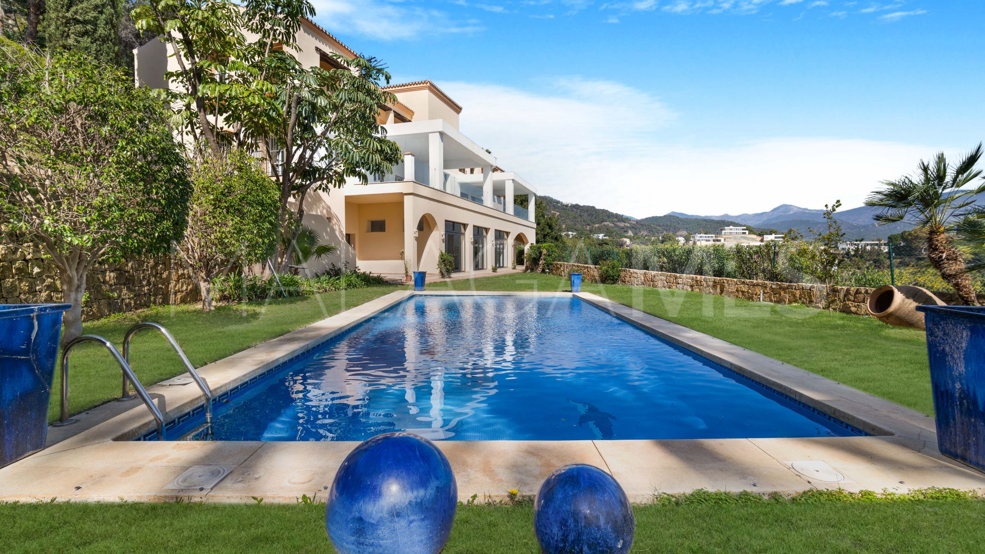 For sale El Madroñal 7 bedrooms villa