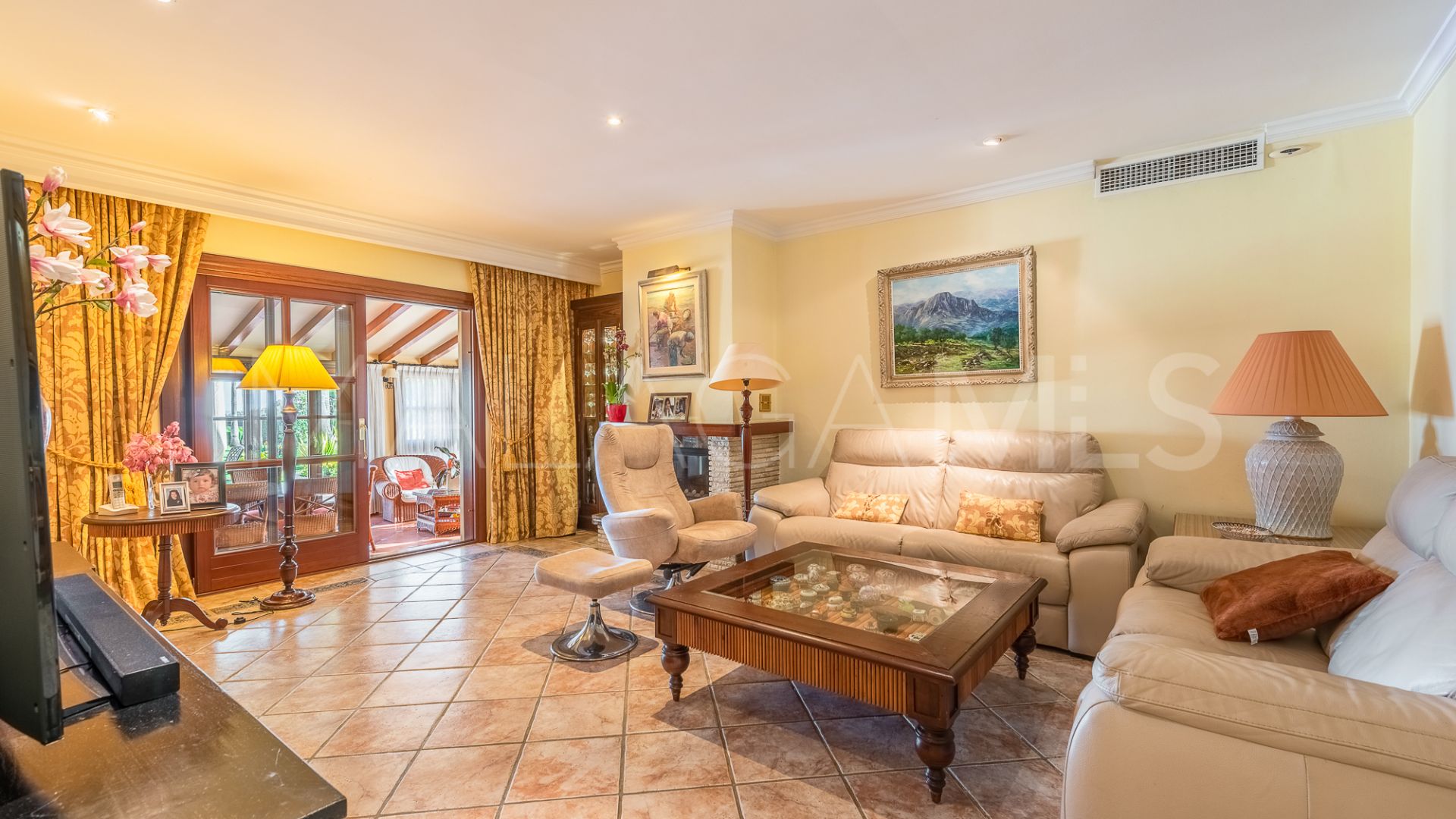 Villa for sale in Estepona