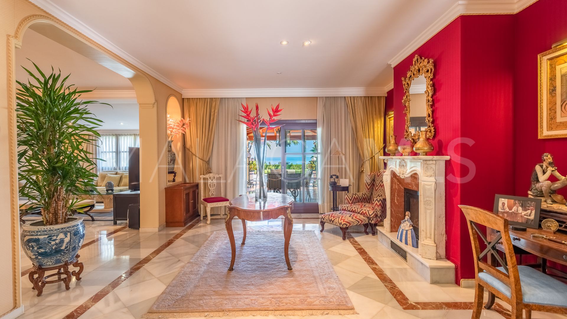 Villa for sale in Estepona