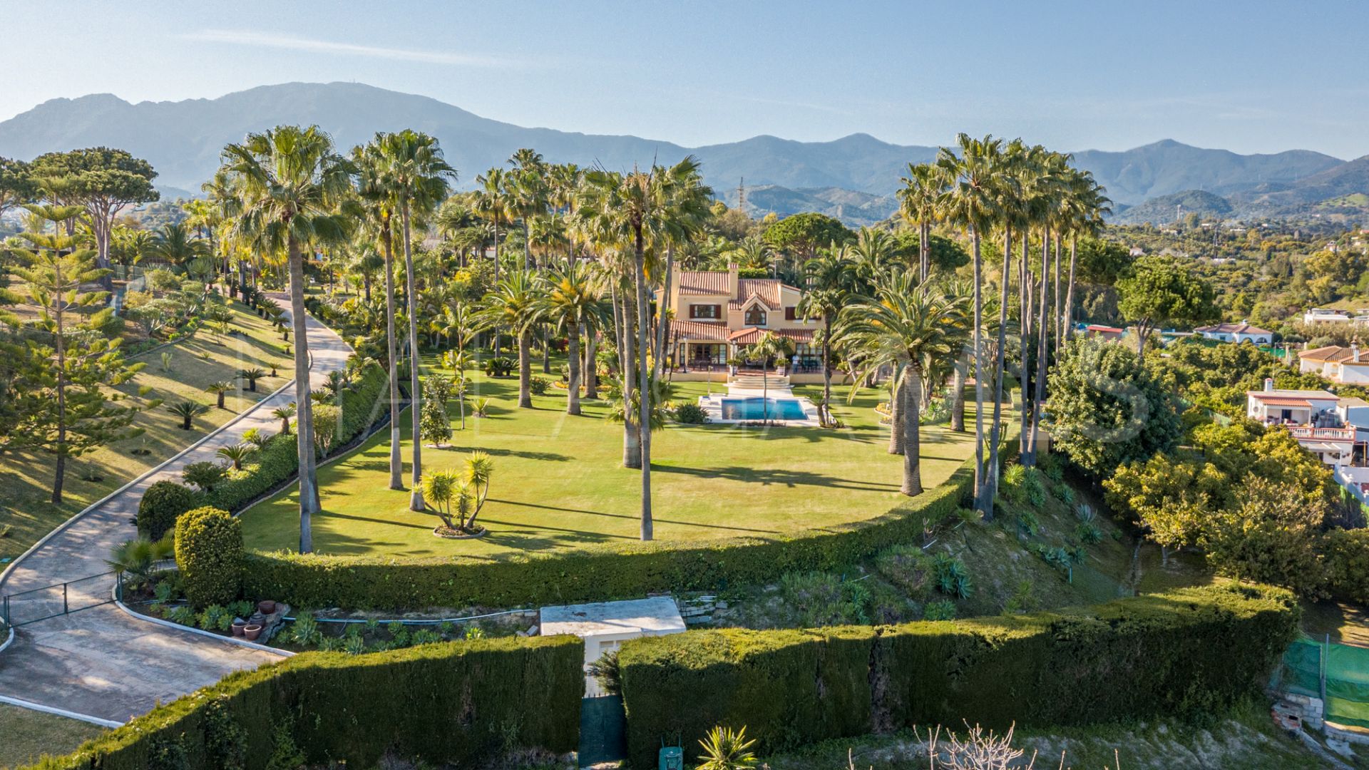 Villa for sale in Estepona