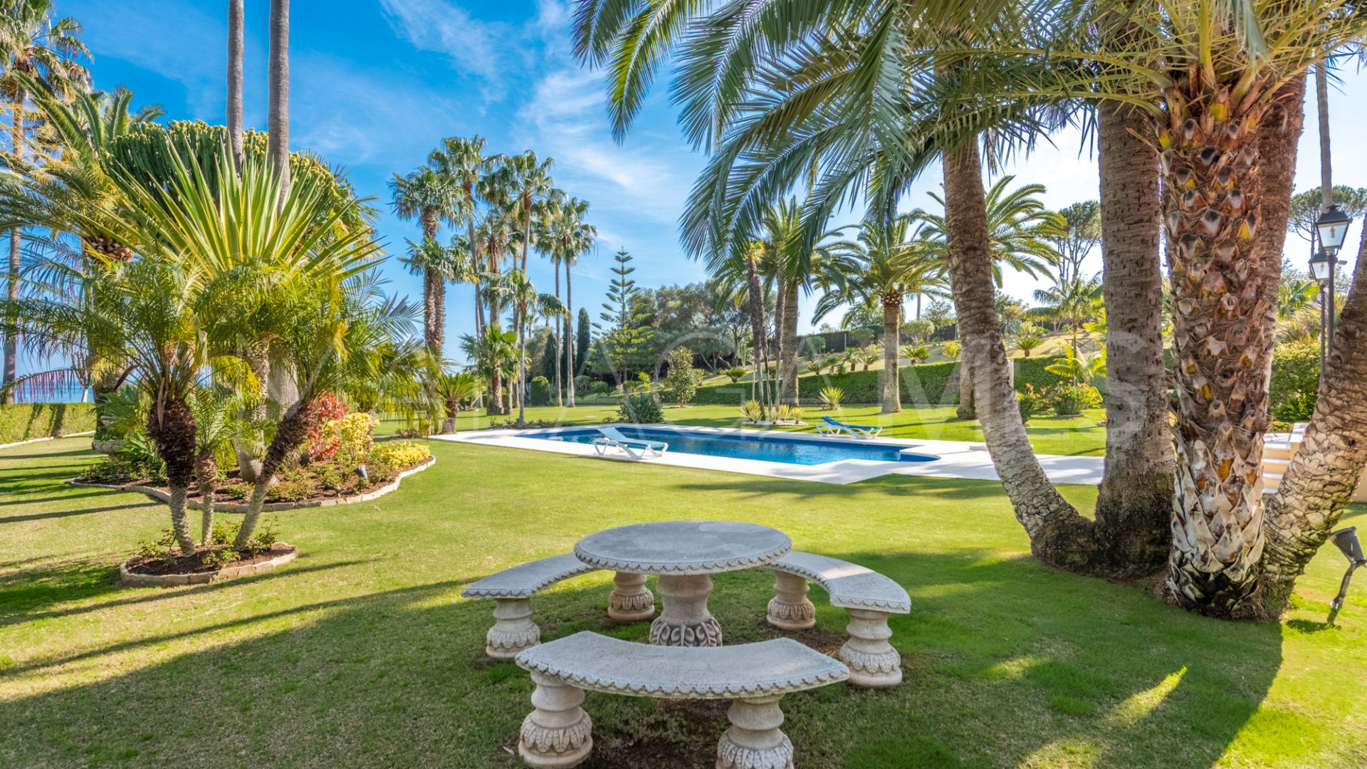 Villa for sale in Estepona