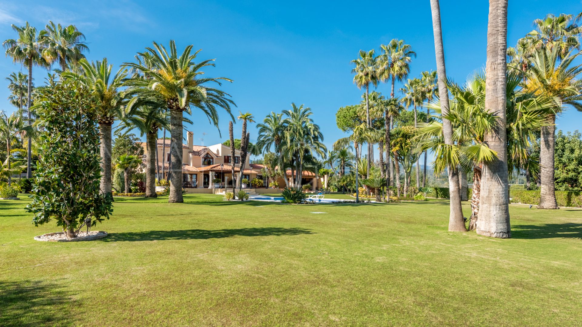 Villa for sale in Estepona