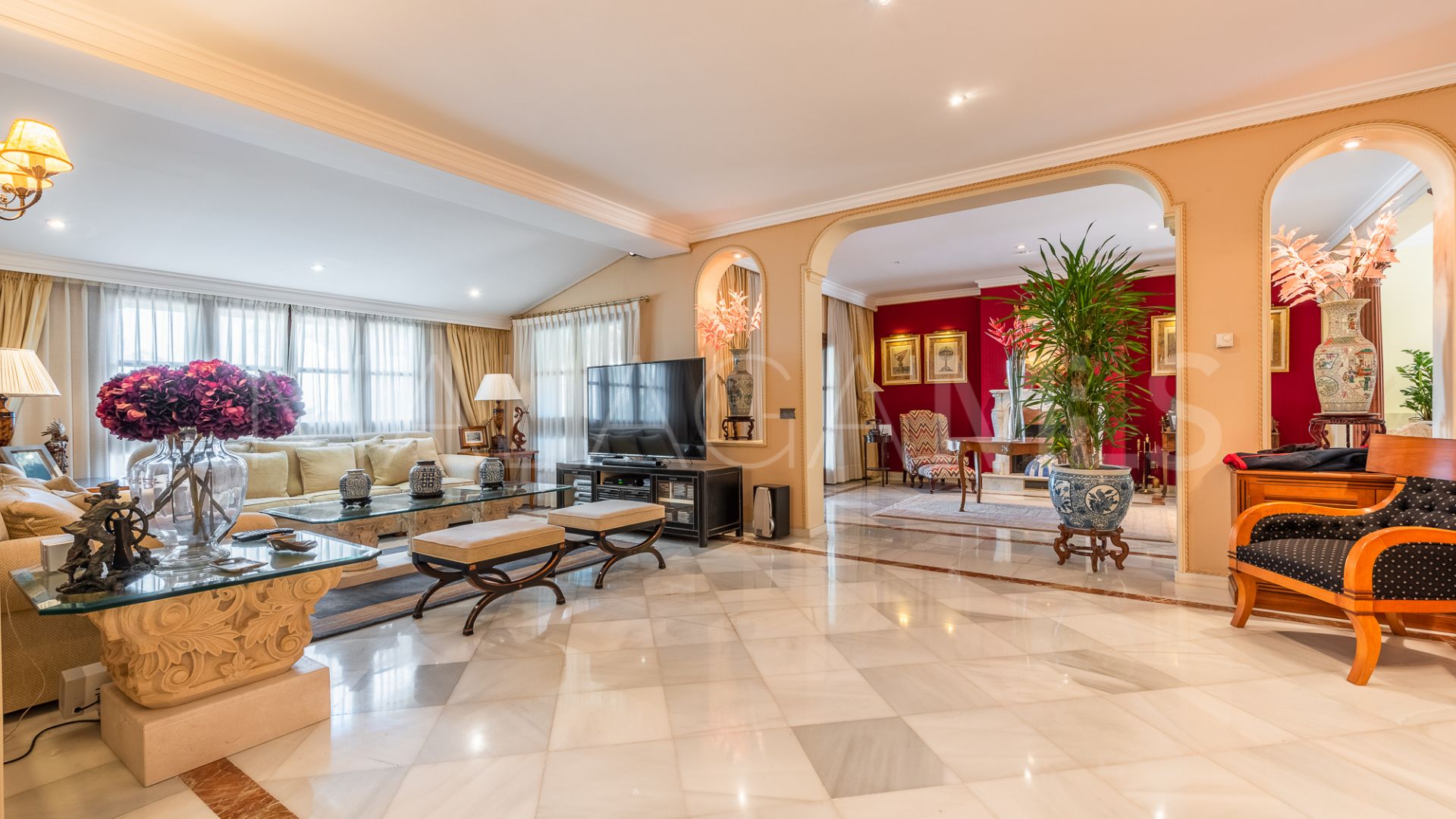 Villa for sale in Estepona