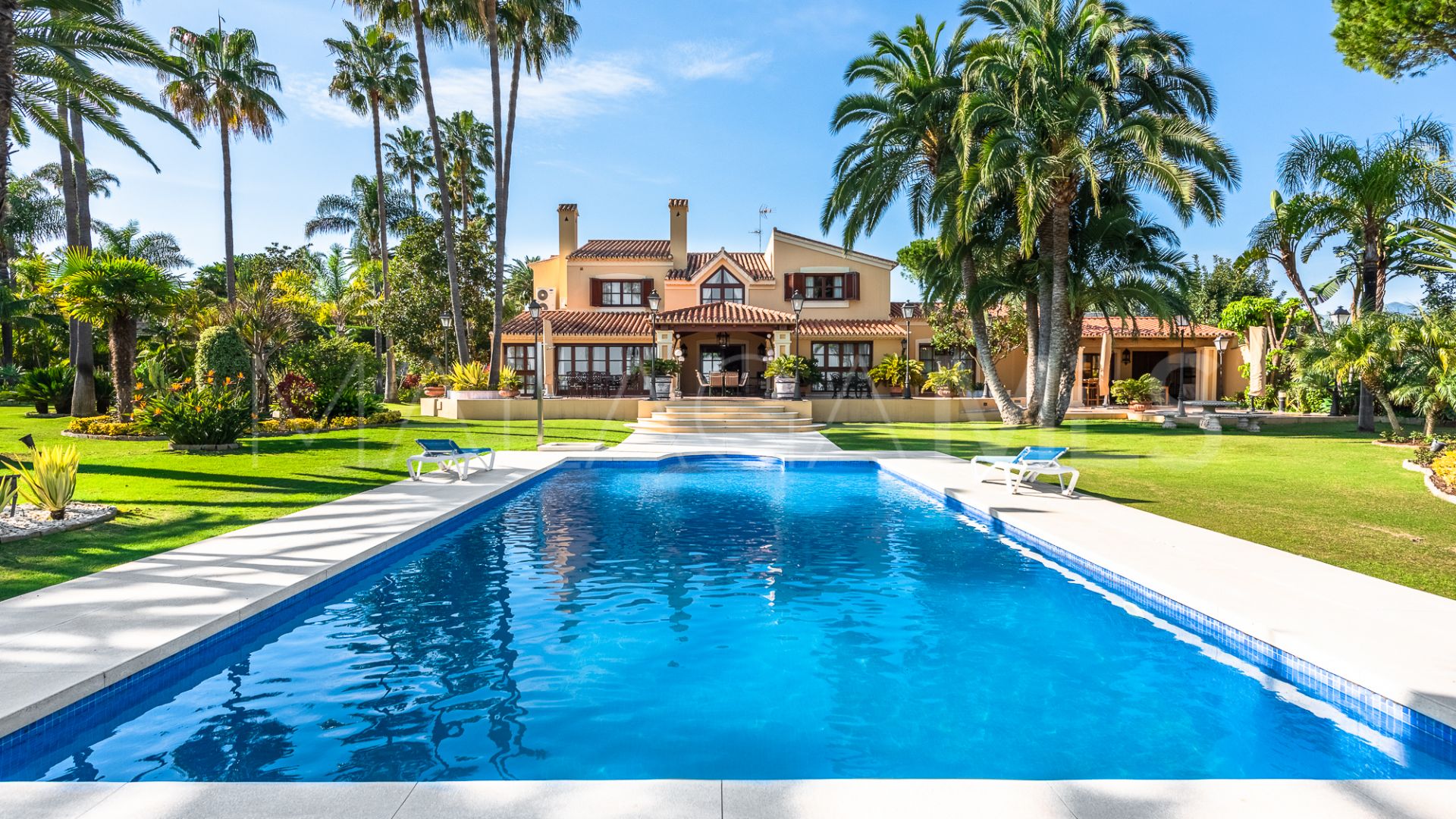 Villa for sale in Estepona