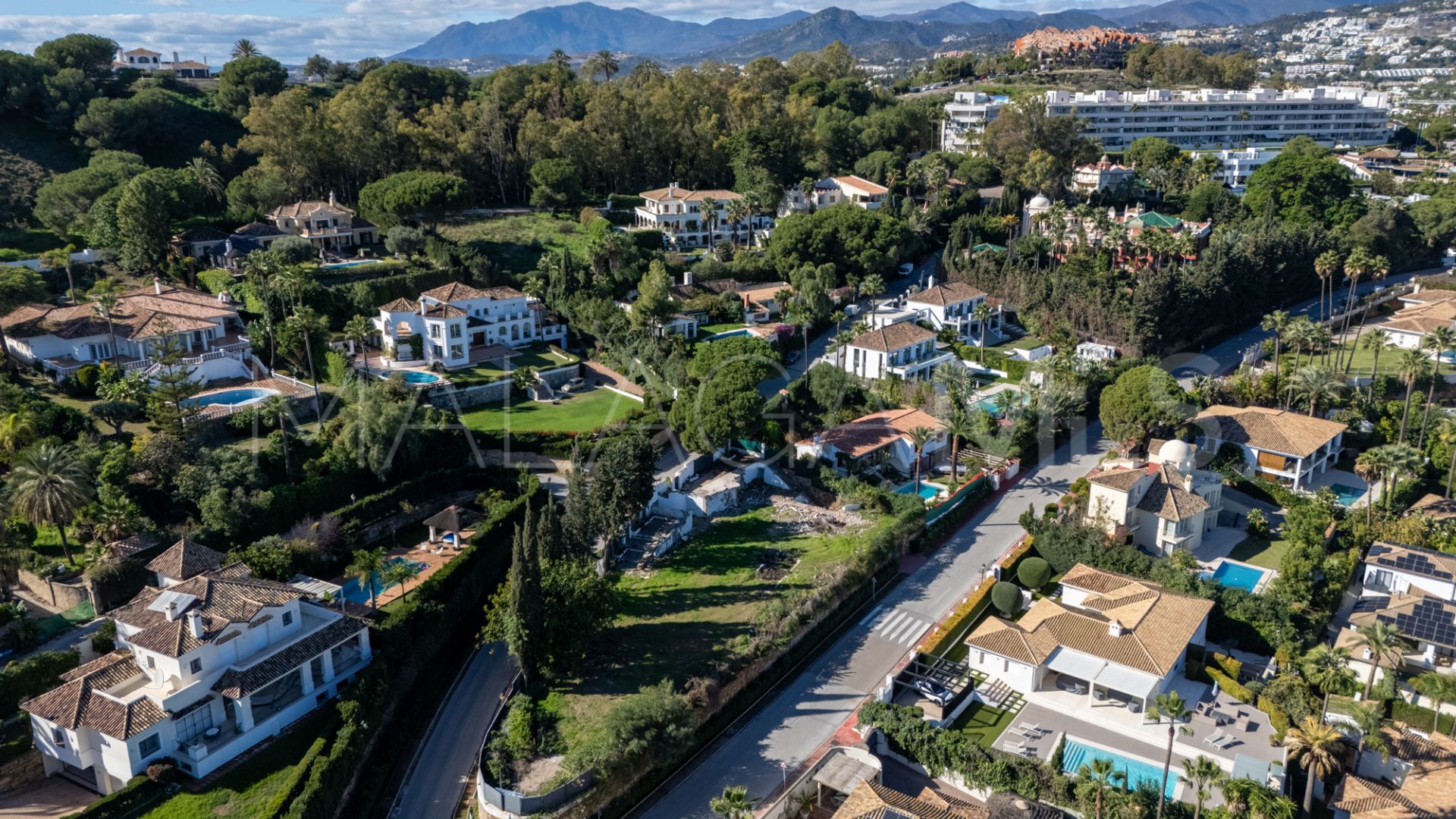 Nueva Andalucia 6 bedrooms villa for sale