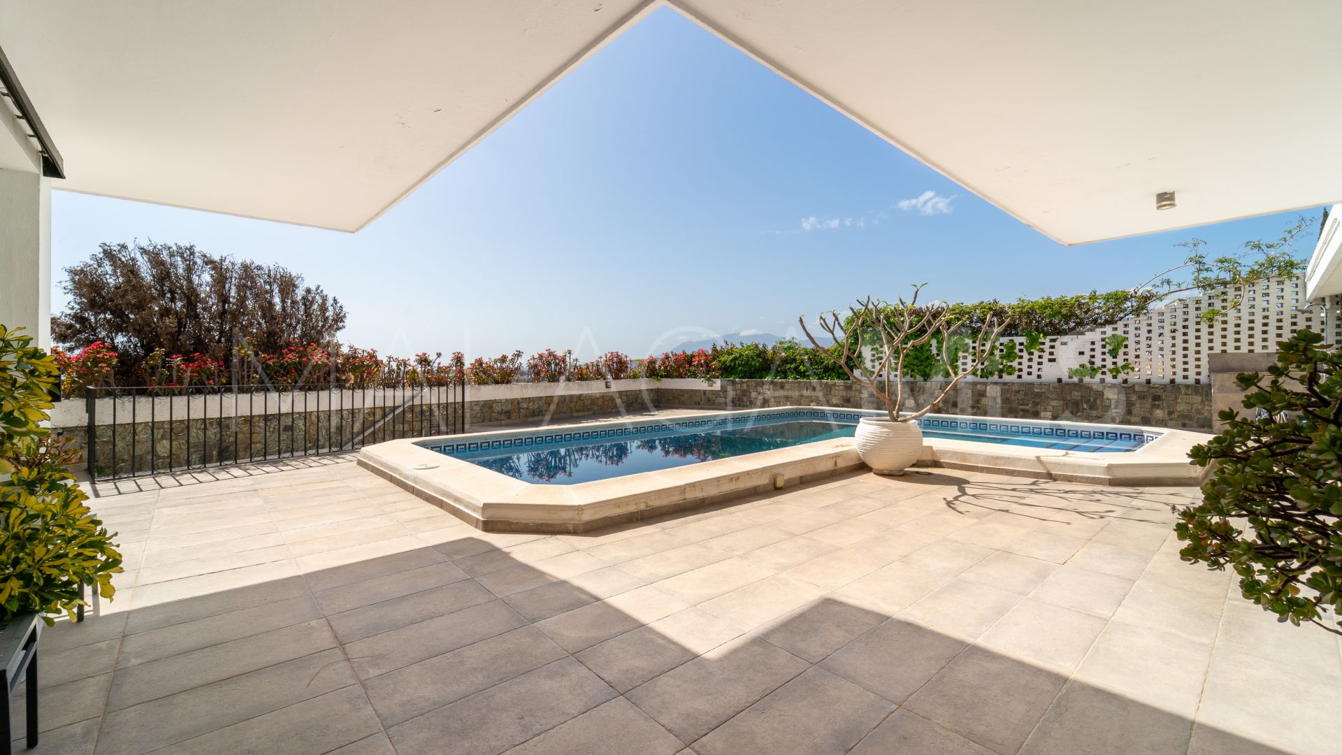 For sale villa in Nueva Andalucia