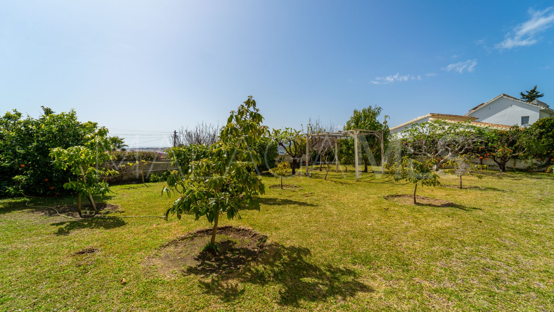 For sale villa in Nueva Andalucia