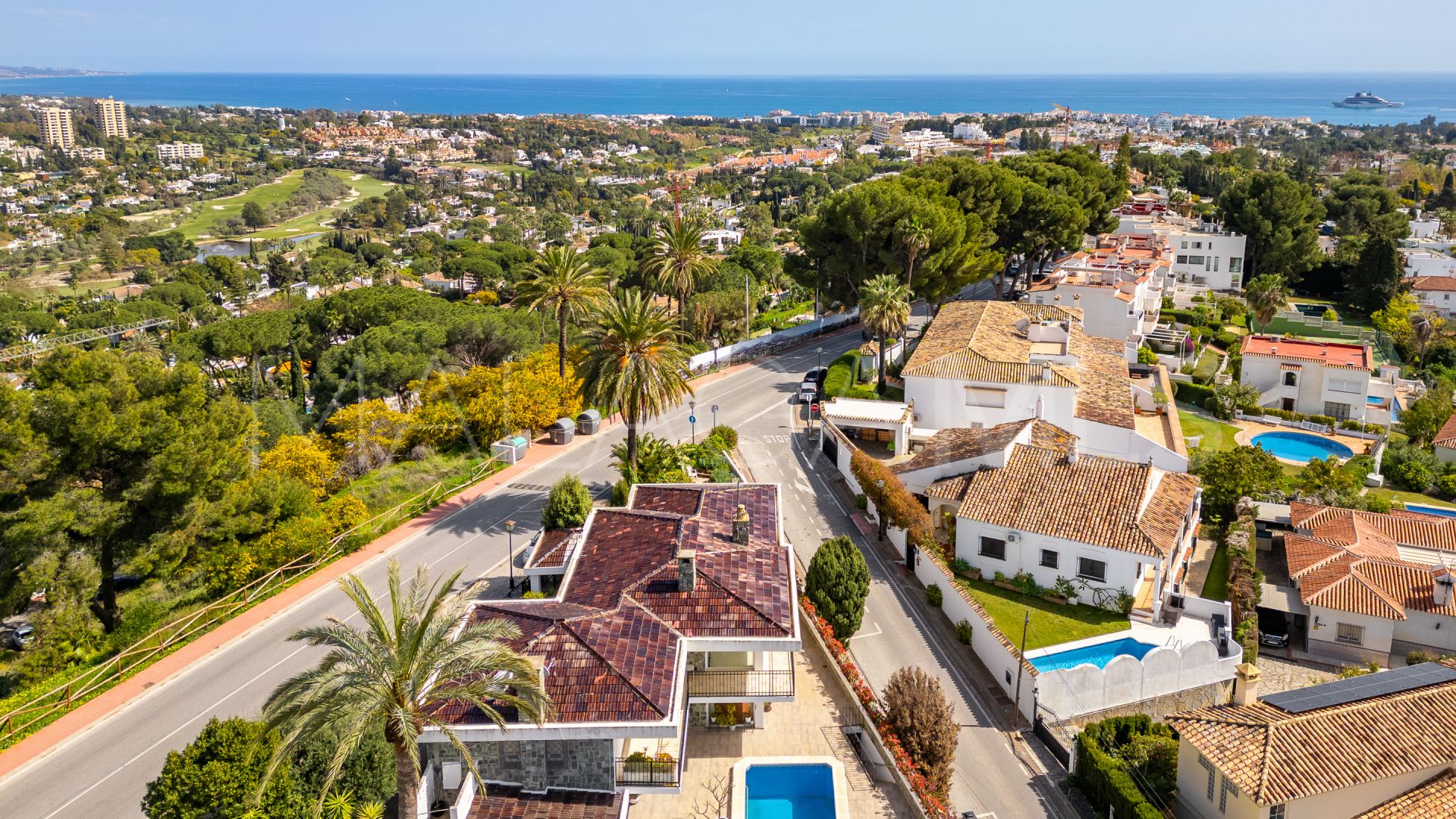 For sale villa in Nueva Andalucia