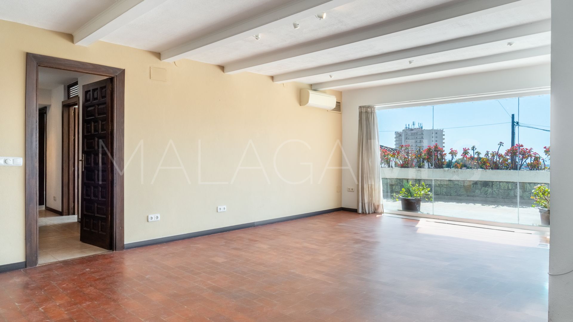 For sale villa in Nueva Andalucia