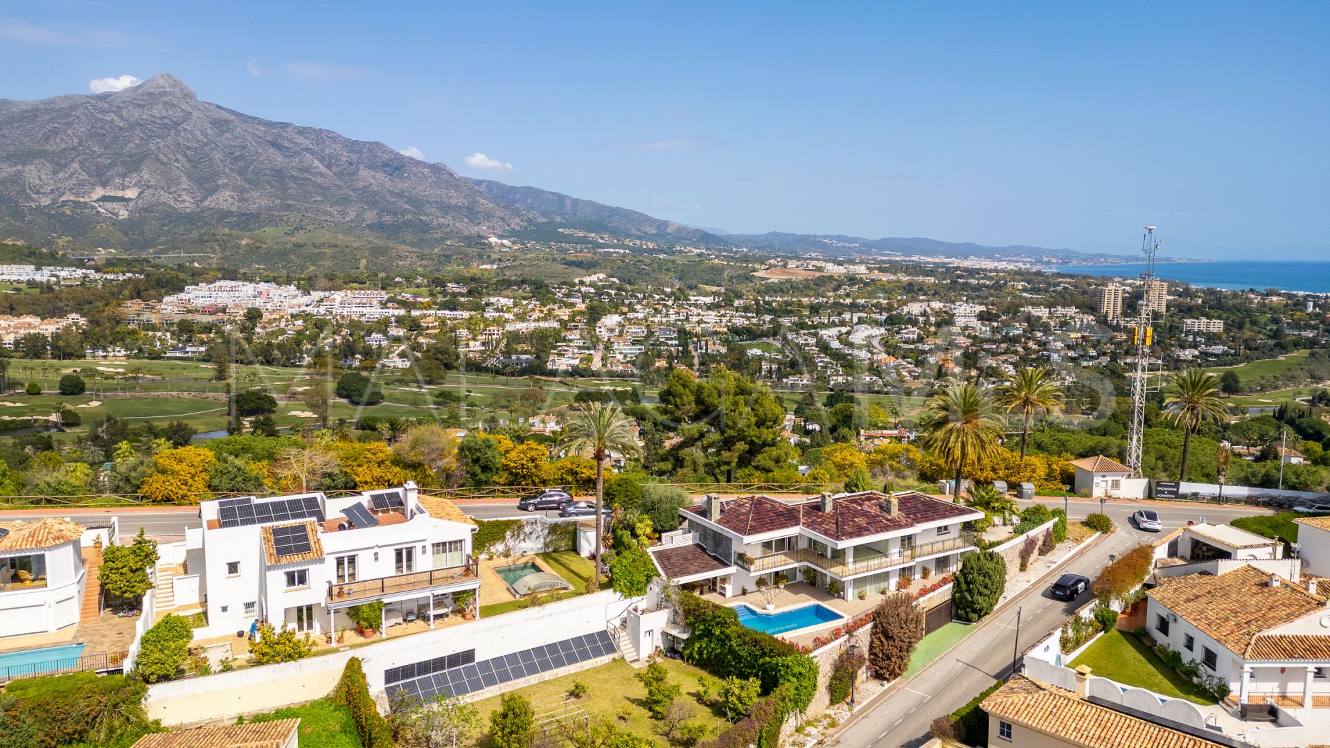 For sale villa in Nueva Andalucia