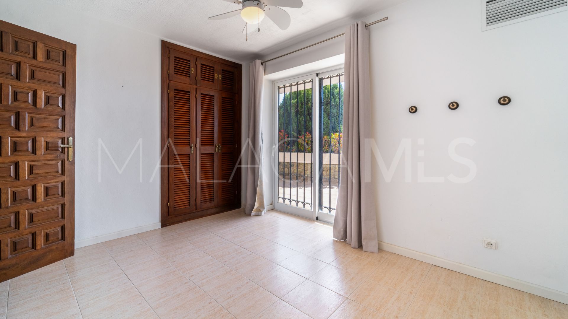 For sale villa in Nueva Andalucia