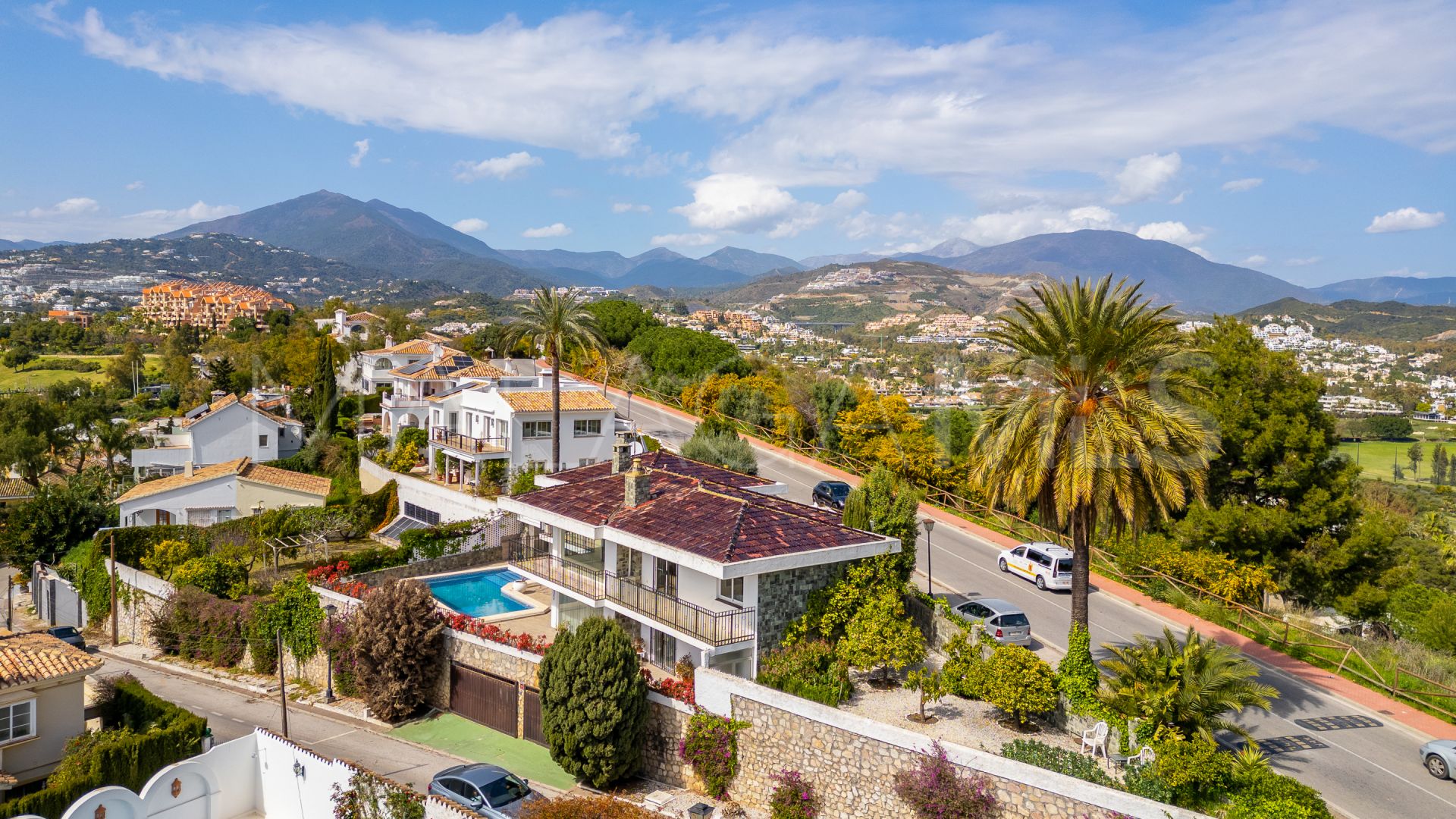For sale villa in Nueva Andalucia
