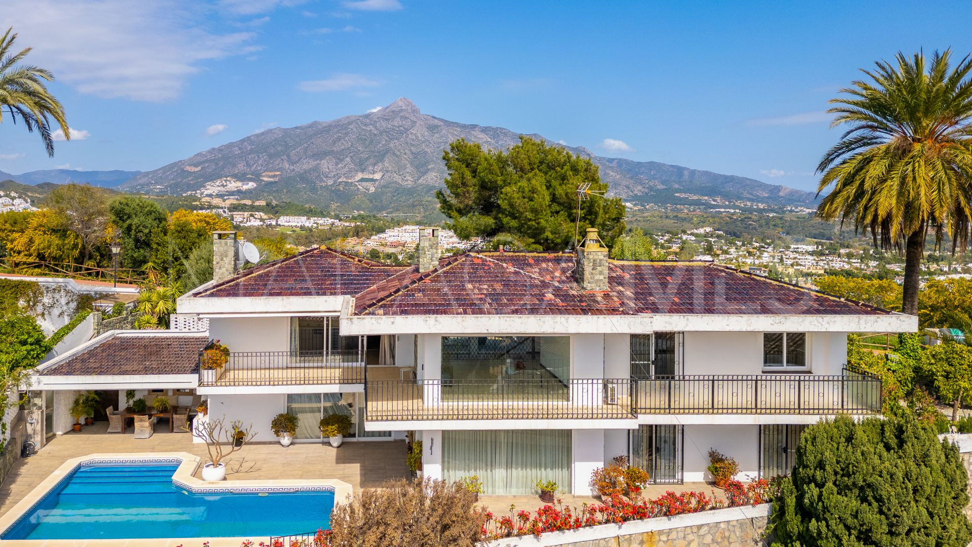 For sale villa in Nueva Andalucia