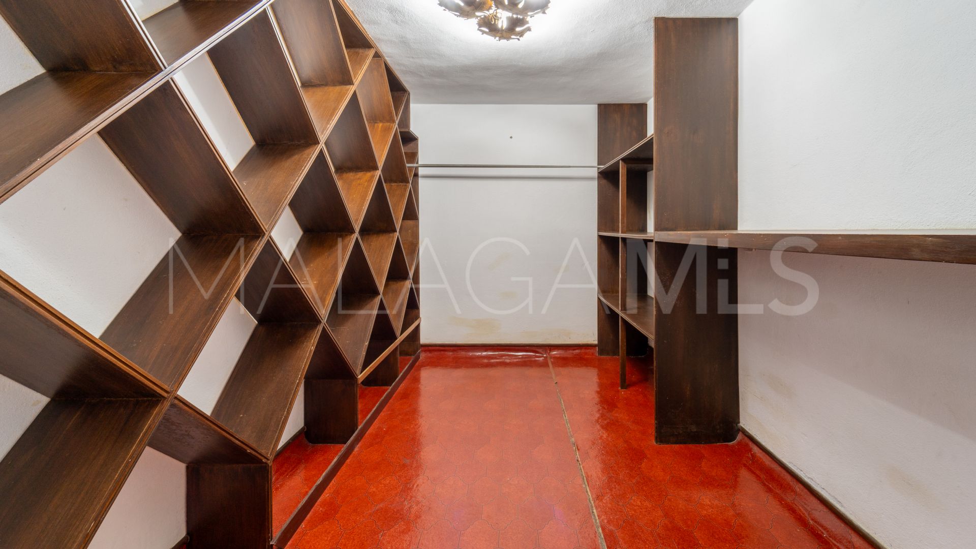 For sale villa in Nueva Andalucia