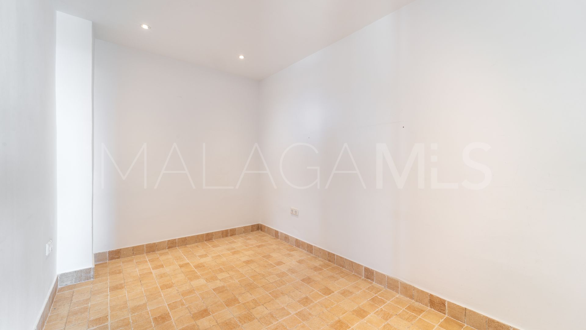 For sale villa in Nueva Andalucia