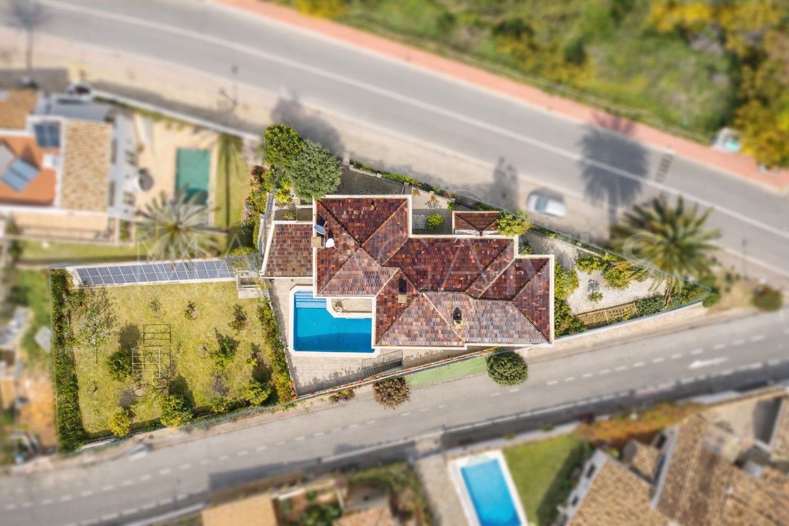 For sale villa in Nueva Andalucia