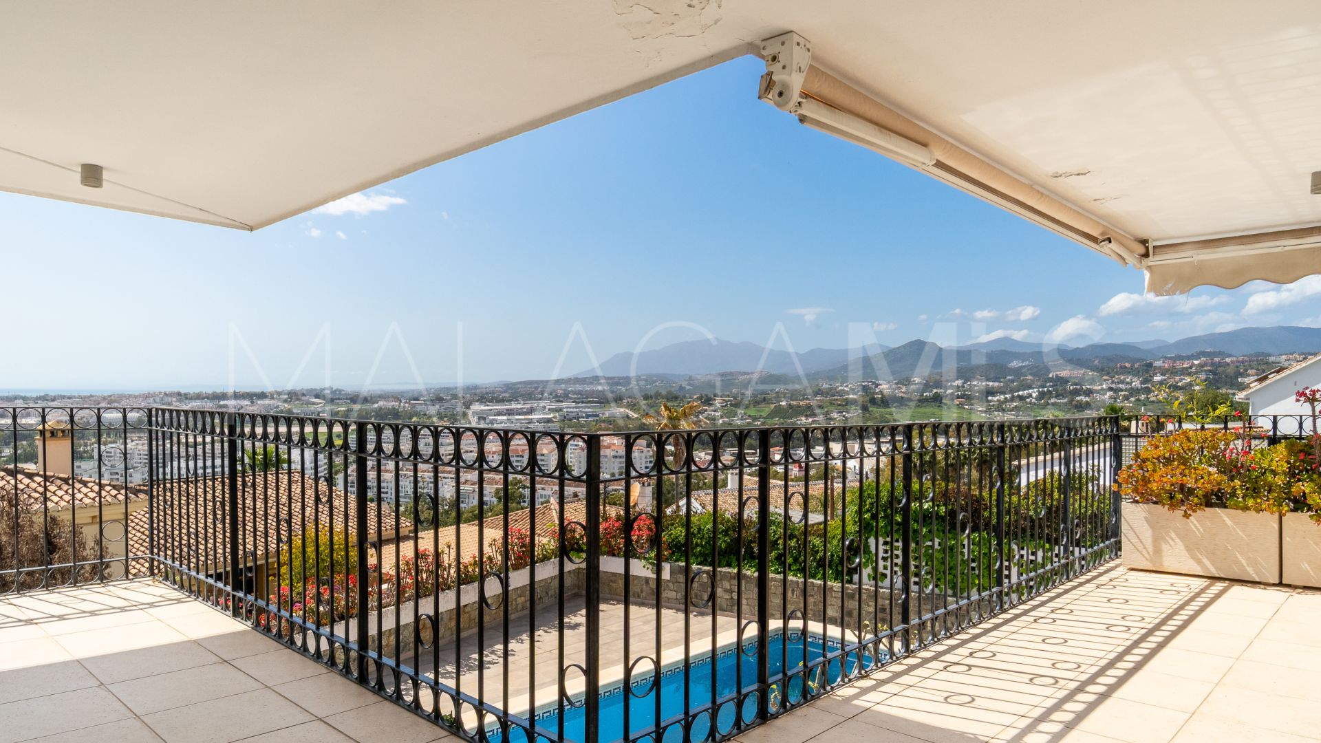 For sale villa in Nueva Andalucia