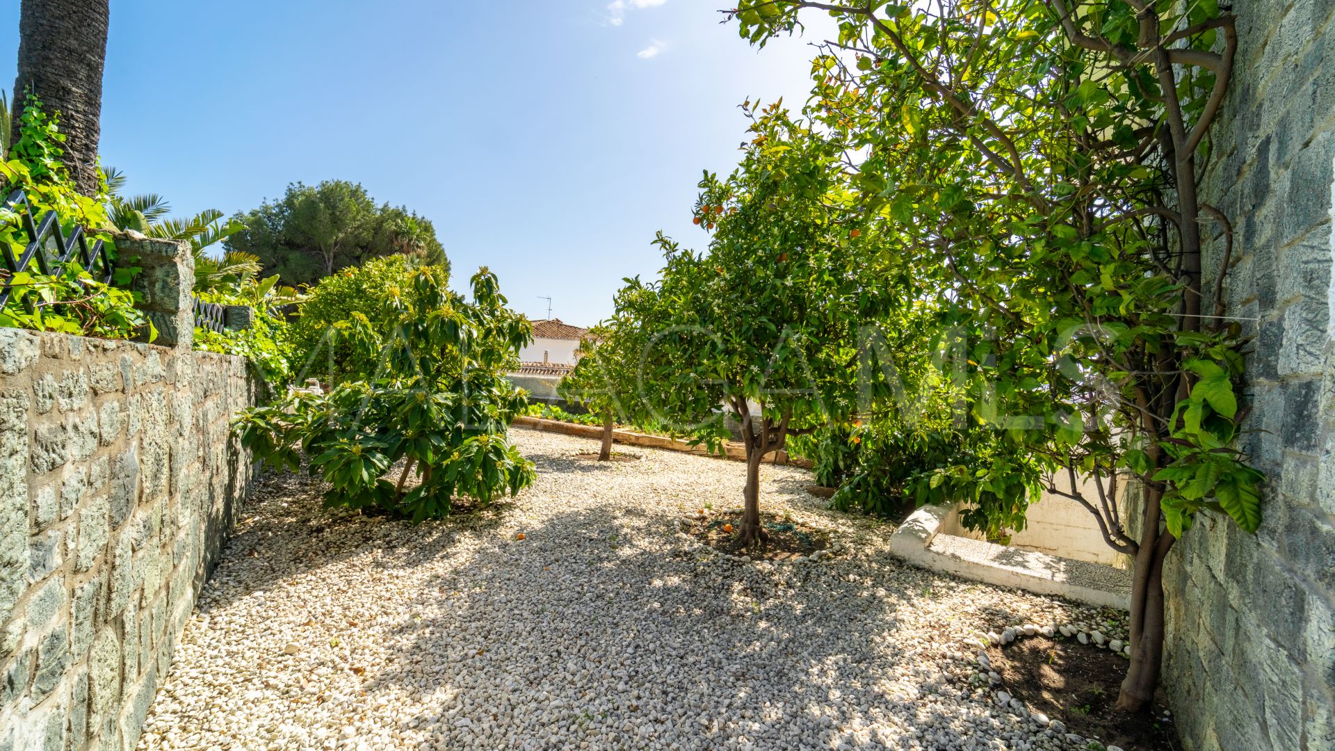 For sale villa in Nueva Andalucia