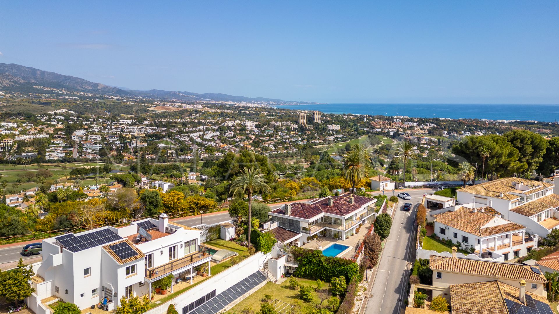 For sale villa in Nueva Andalucia