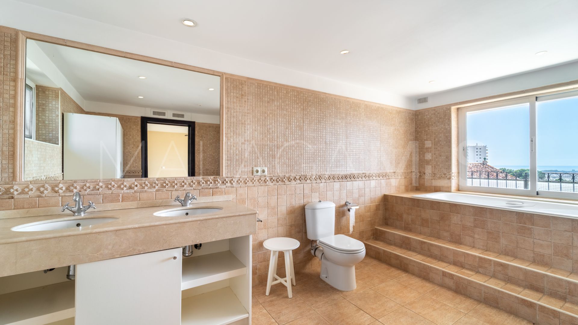 For sale villa in Nueva Andalucia