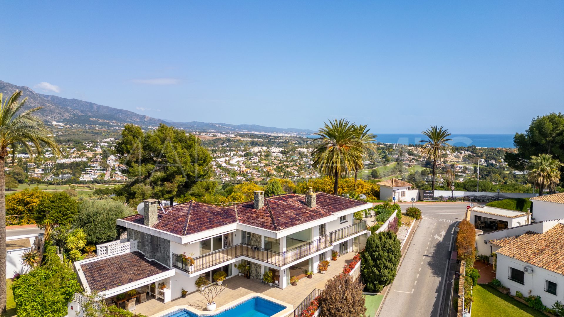 For sale villa in Nueva Andalucia