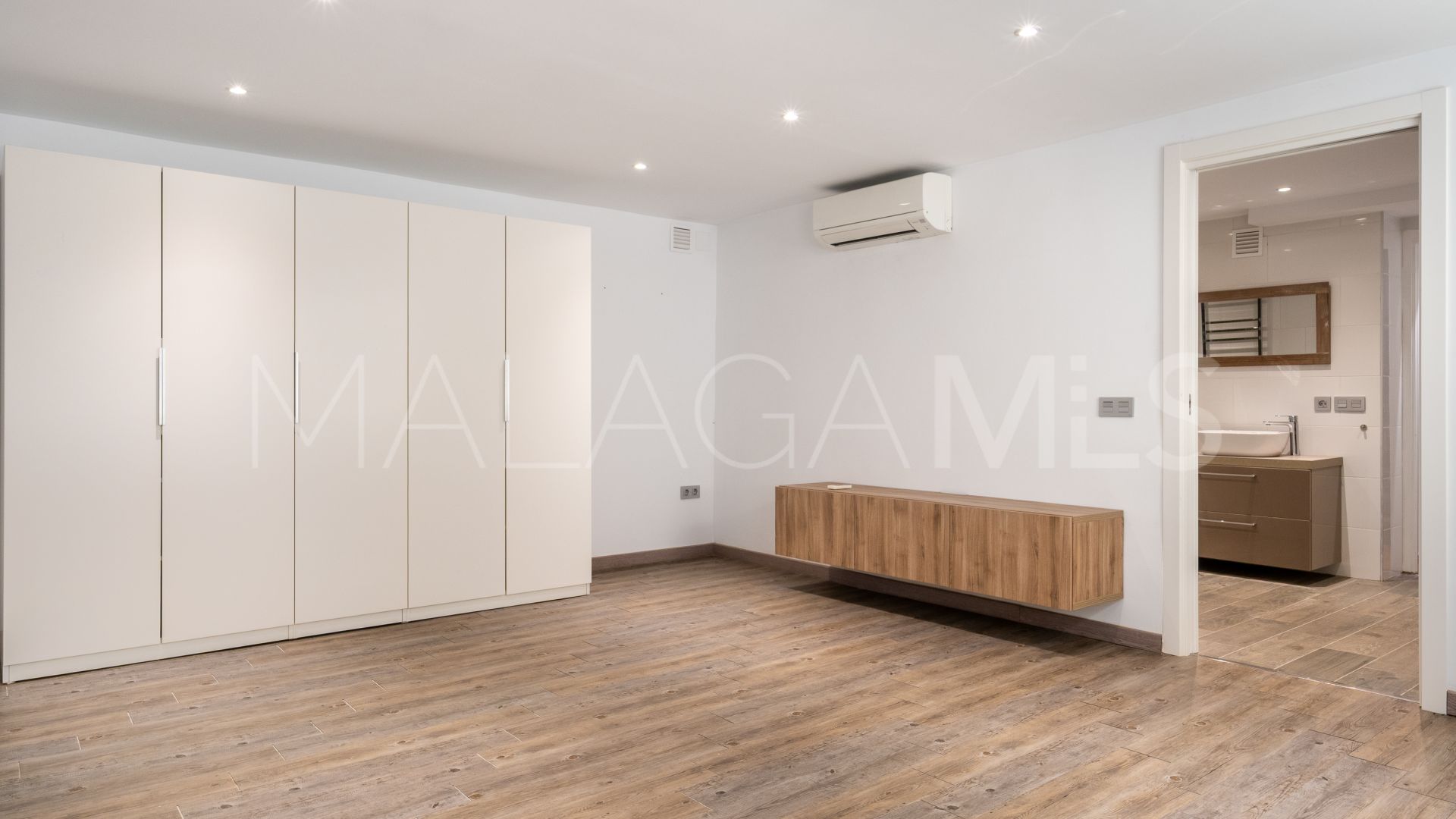 For sale villa in Nueva Andalucia