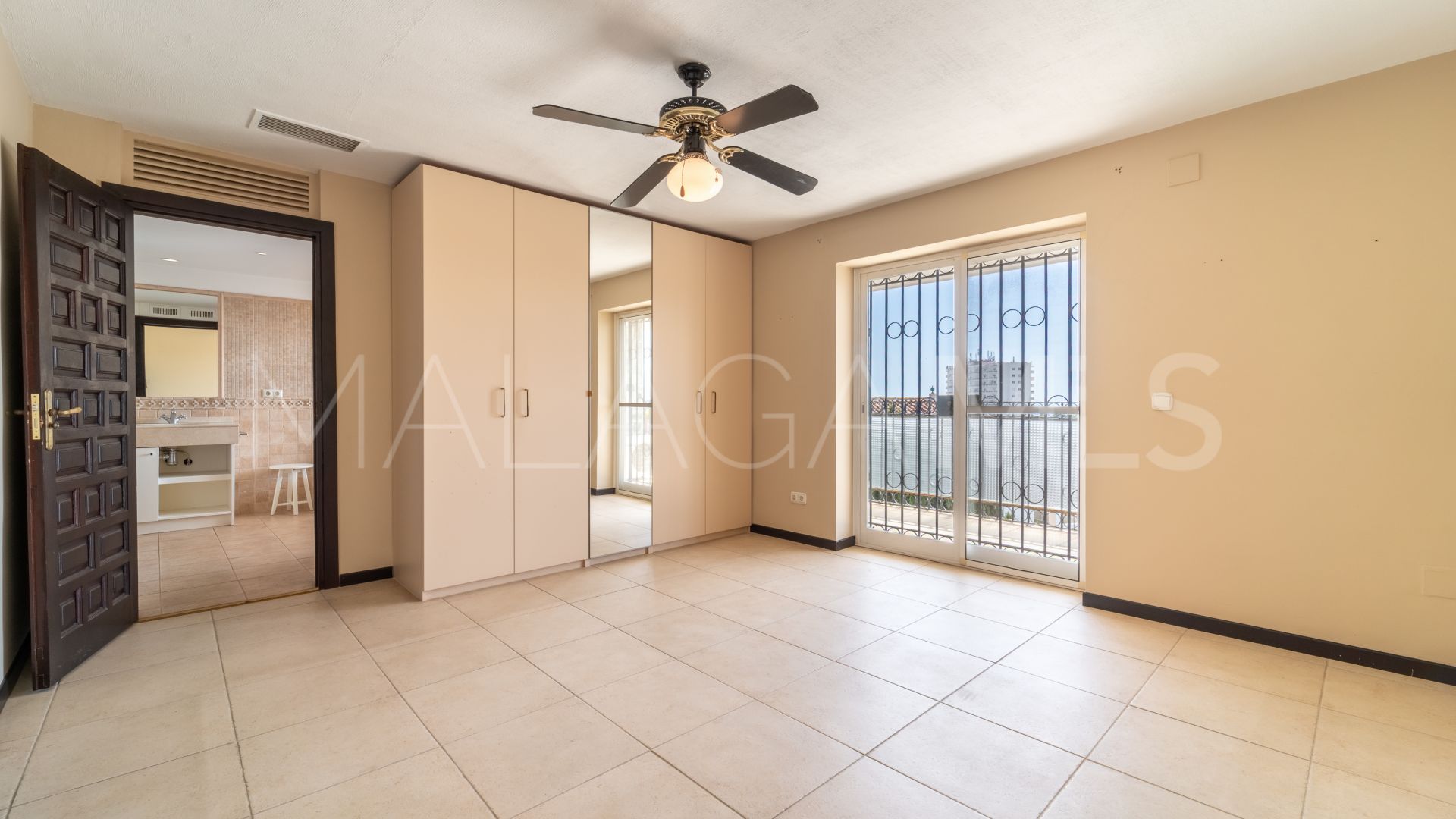 For sale villa in Nueva Andalucia