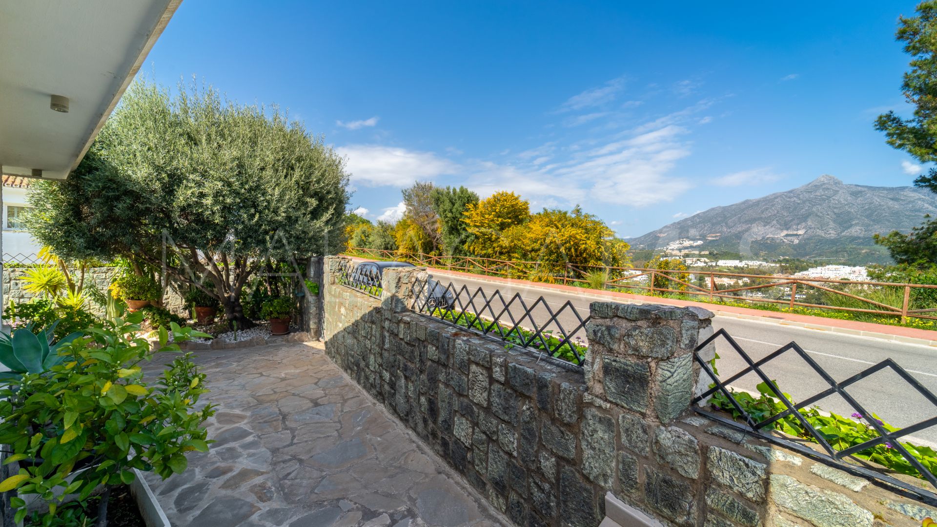 For sale villa in Nueva Andalucia