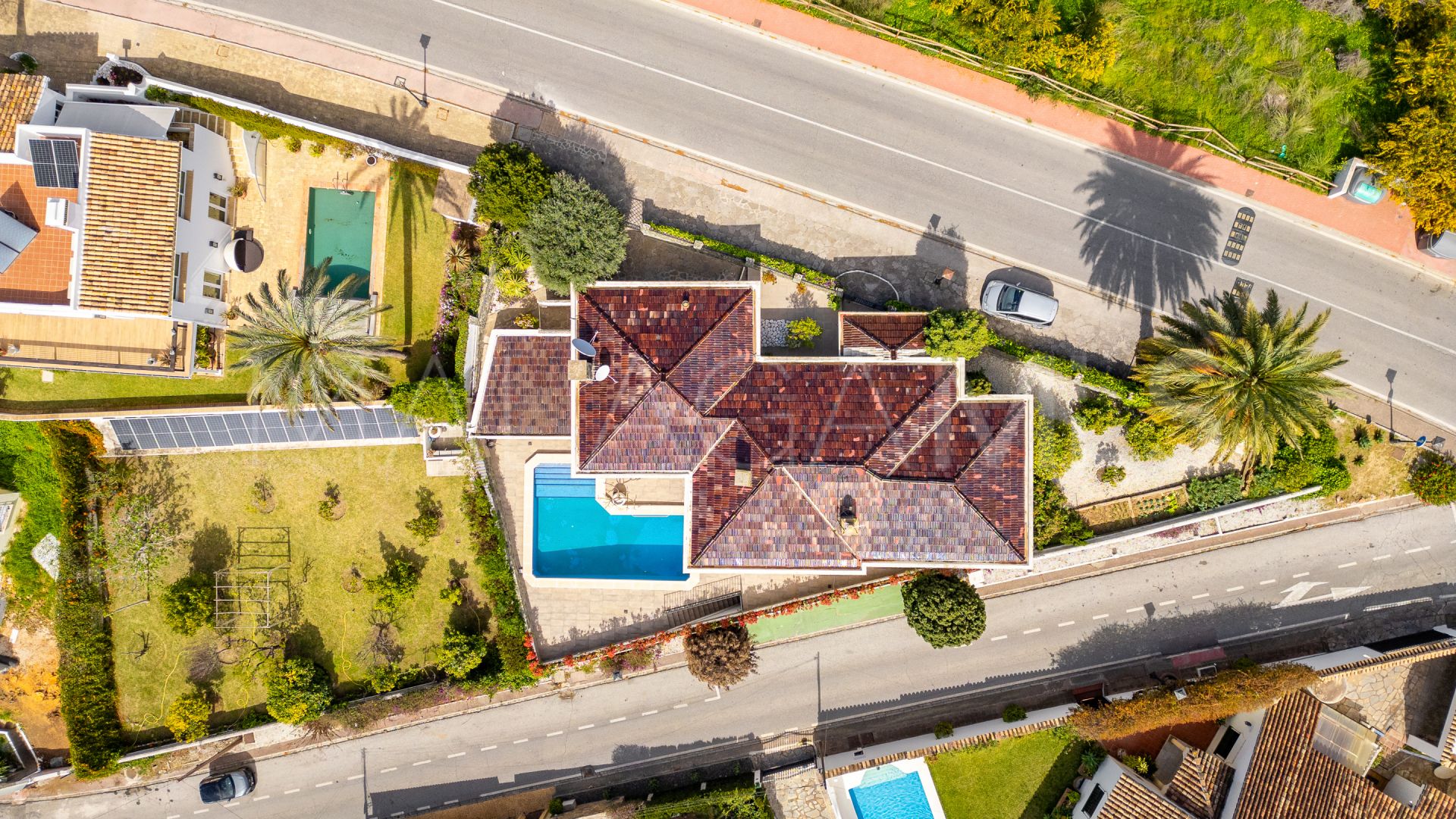 For sale villa in Nueva Andalucia